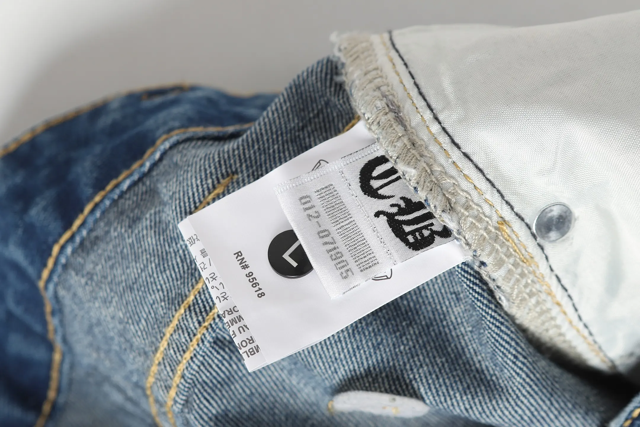 Cross Patch Appliqué Straight-Leg Jeans D15514089 — view 10