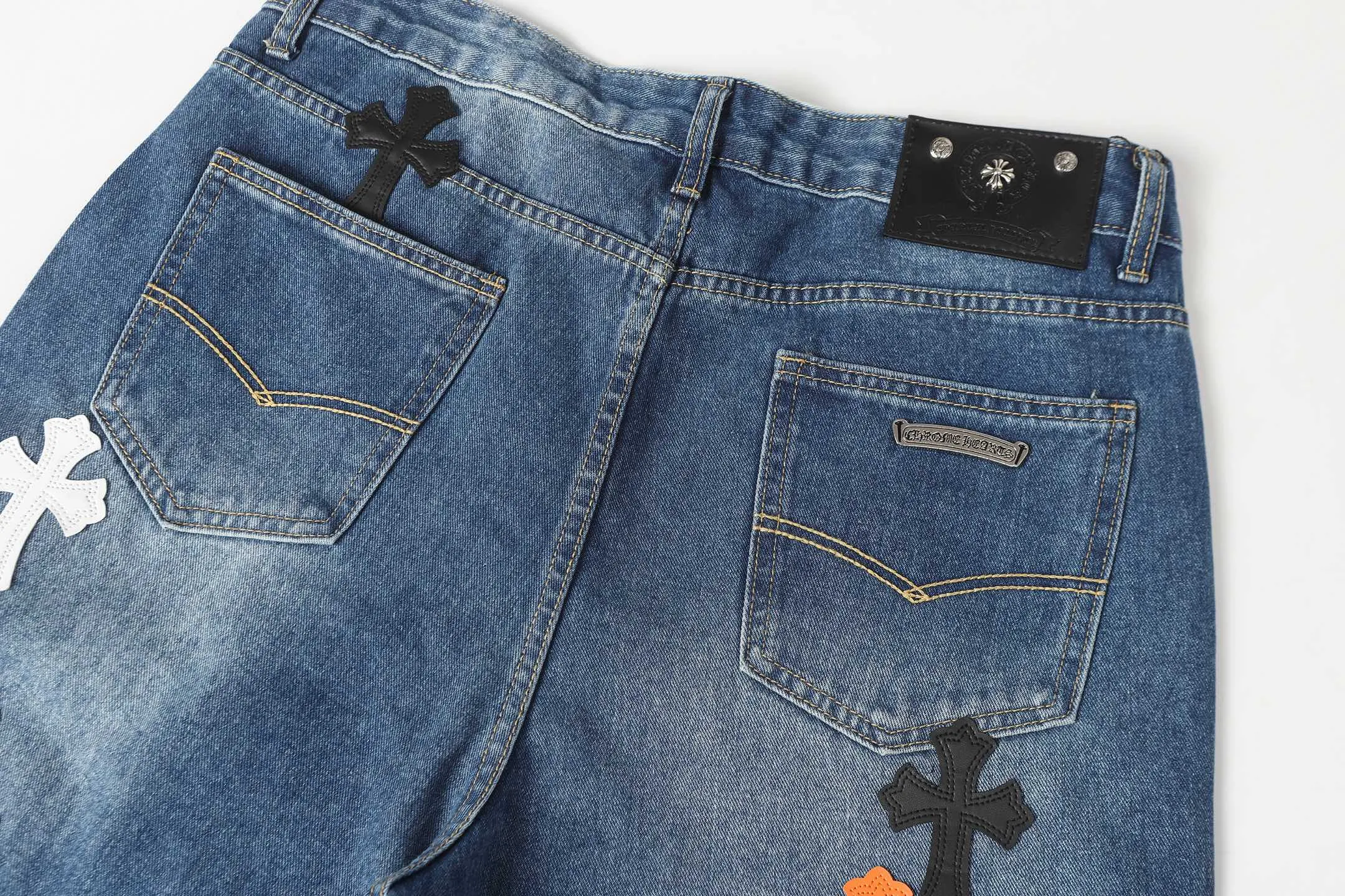 Cross Patch Appliqué Straight-Leg Jeans D15514089 — view 11