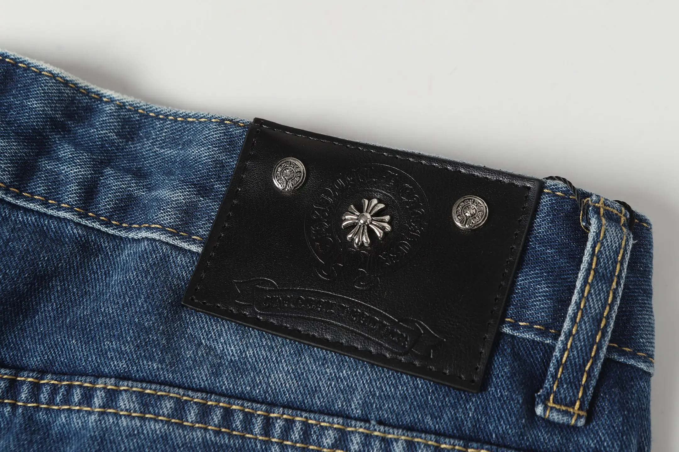 Cross Patch Appliqué Straight-Leg Jeans D15514089 — view 12