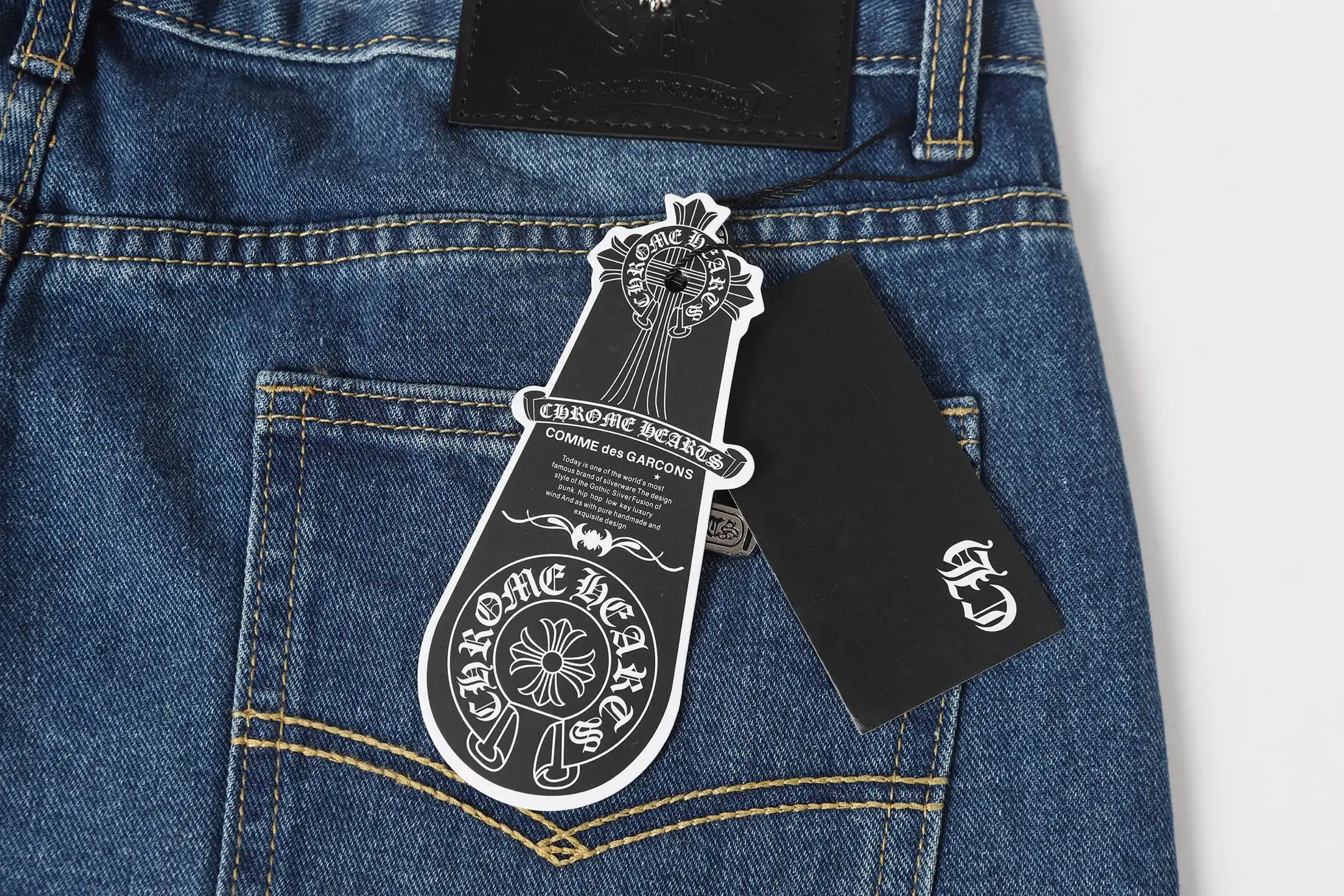 Cross Patch Appliqué Straight-Leg Jeans D15514089 — view 13