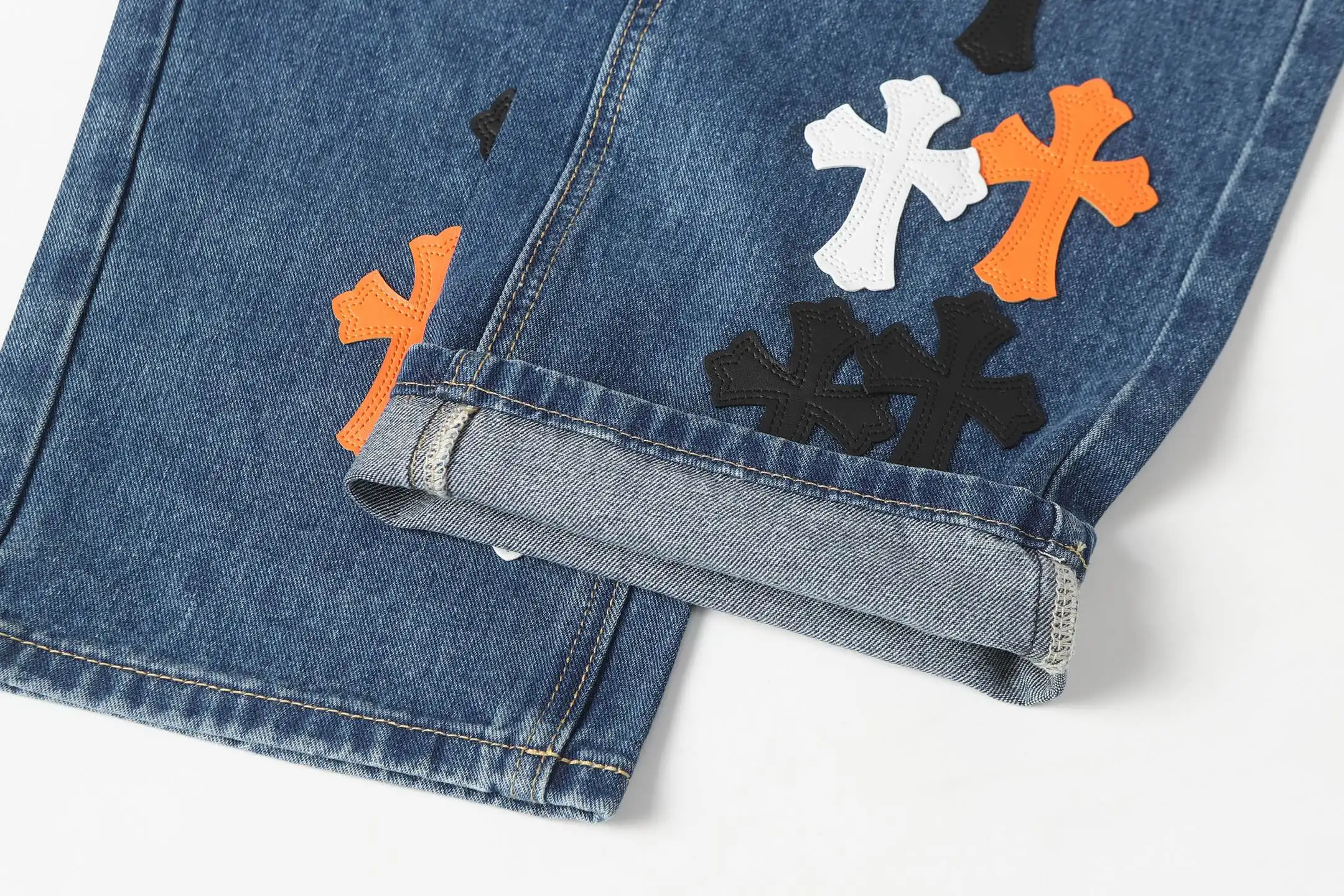 Cross Patch Appliqué Straight-Leg Jeans D15514089 — view 14