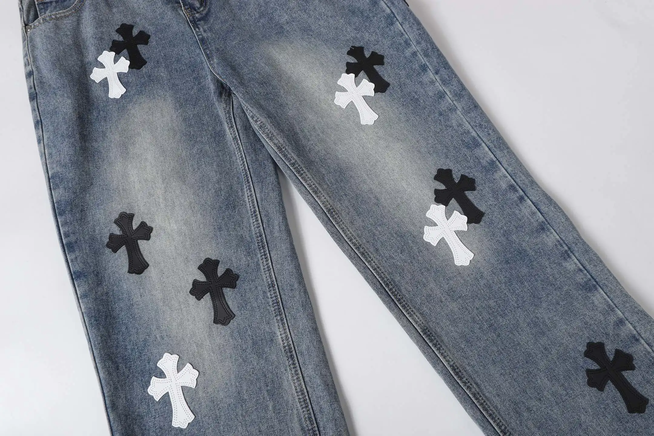 Cross Patch Appliqué Straight-Leg Jeans D15514015 — view 9
