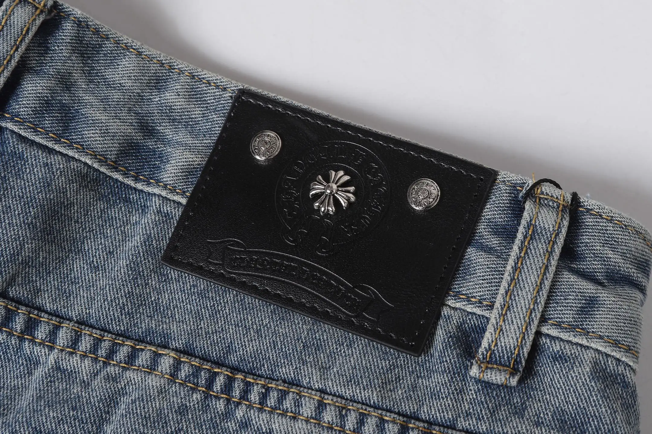 Cross Patch Appliqué Straight-Leg Jeans D15514015 — view 10