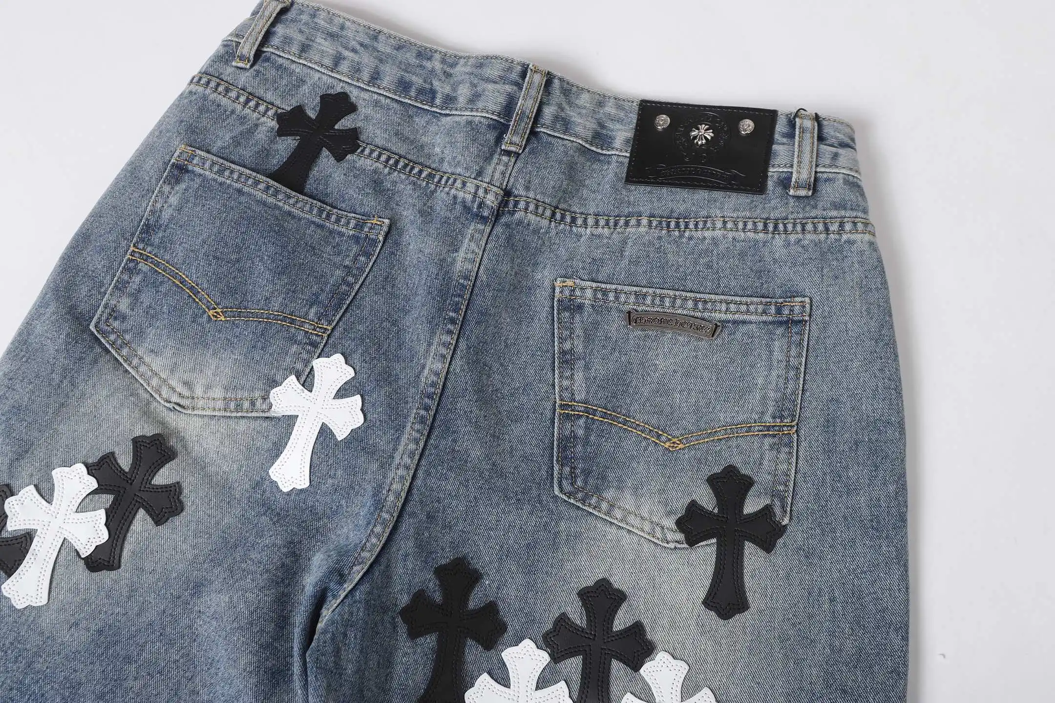 Cross Patch Appliqué Straight-Leg Jeans D15514015 — view 11