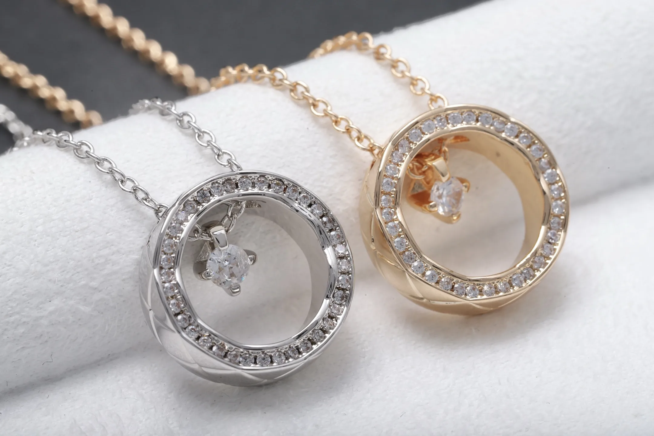 Quilted Pattern Pendant Necklace (Gold-Plated Brass) D12018423 — view 3