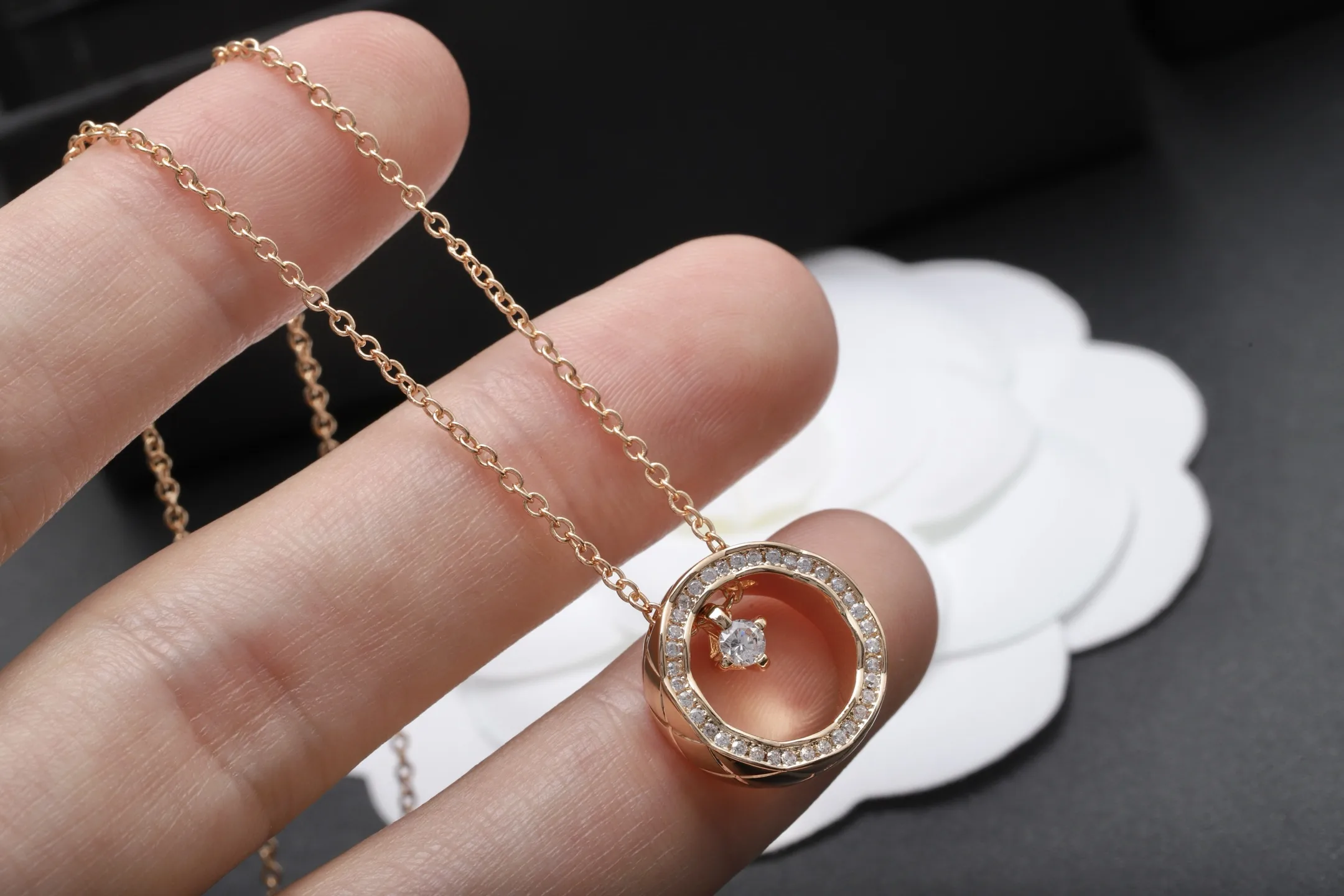 Quilted Pattern Pendant Necklace (Gold-Plated Brass) D12018423 — view 4