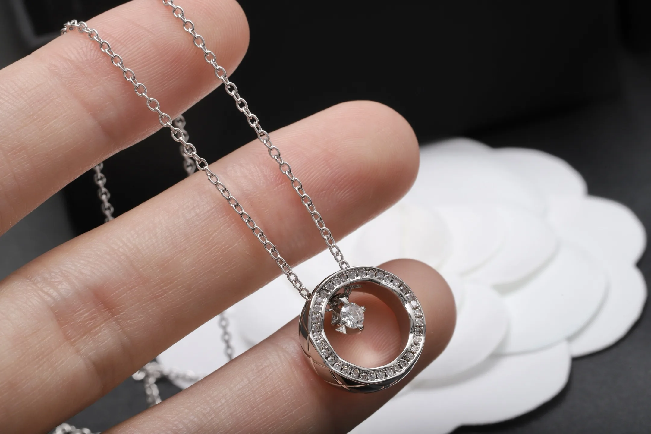 Quilted Pattern Pendant Necklace (Gold-Plated Brass) D12018423 — view 5