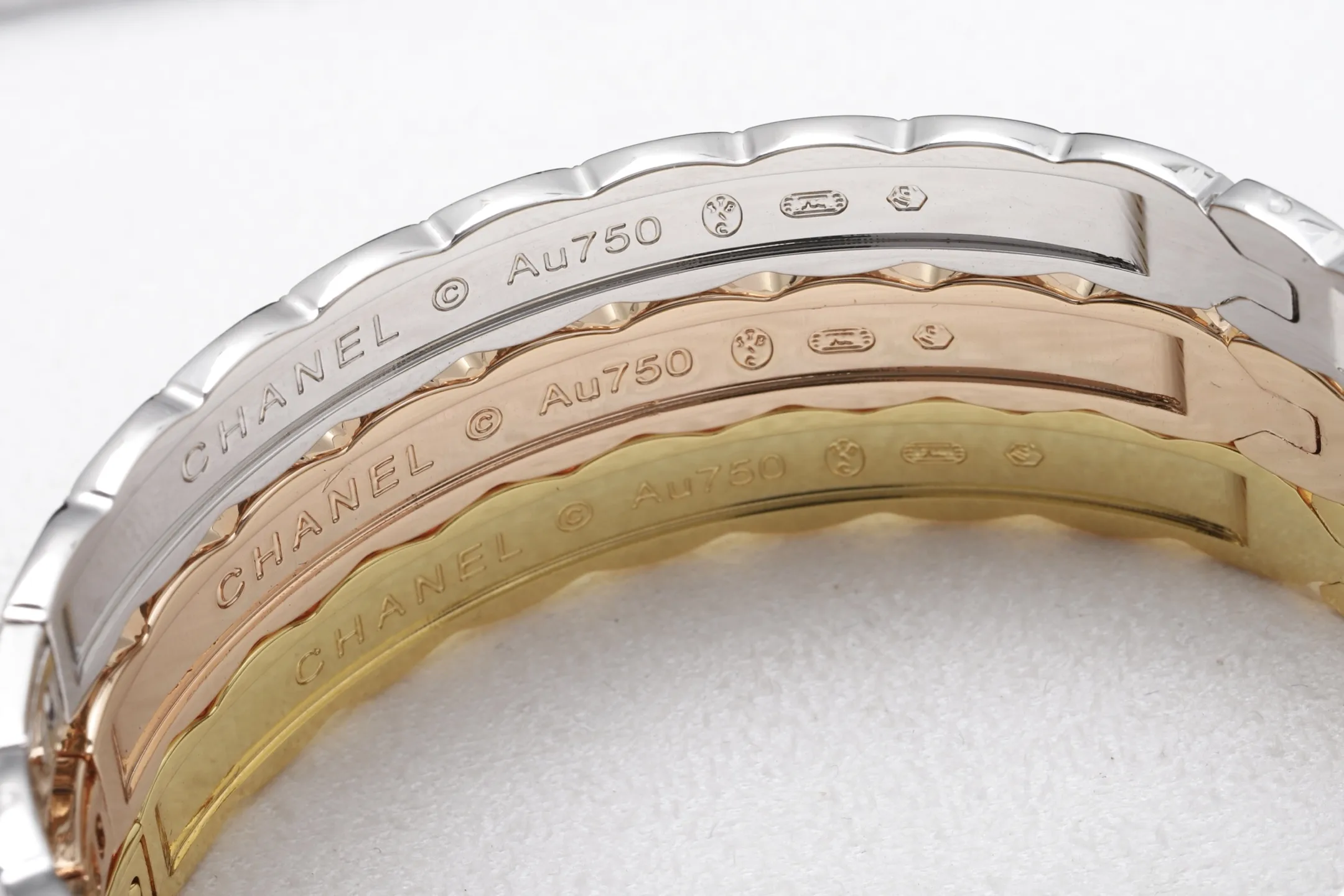 Quilted Pattern Bangle (Gold-Plated Brass) D16518422 — view 7