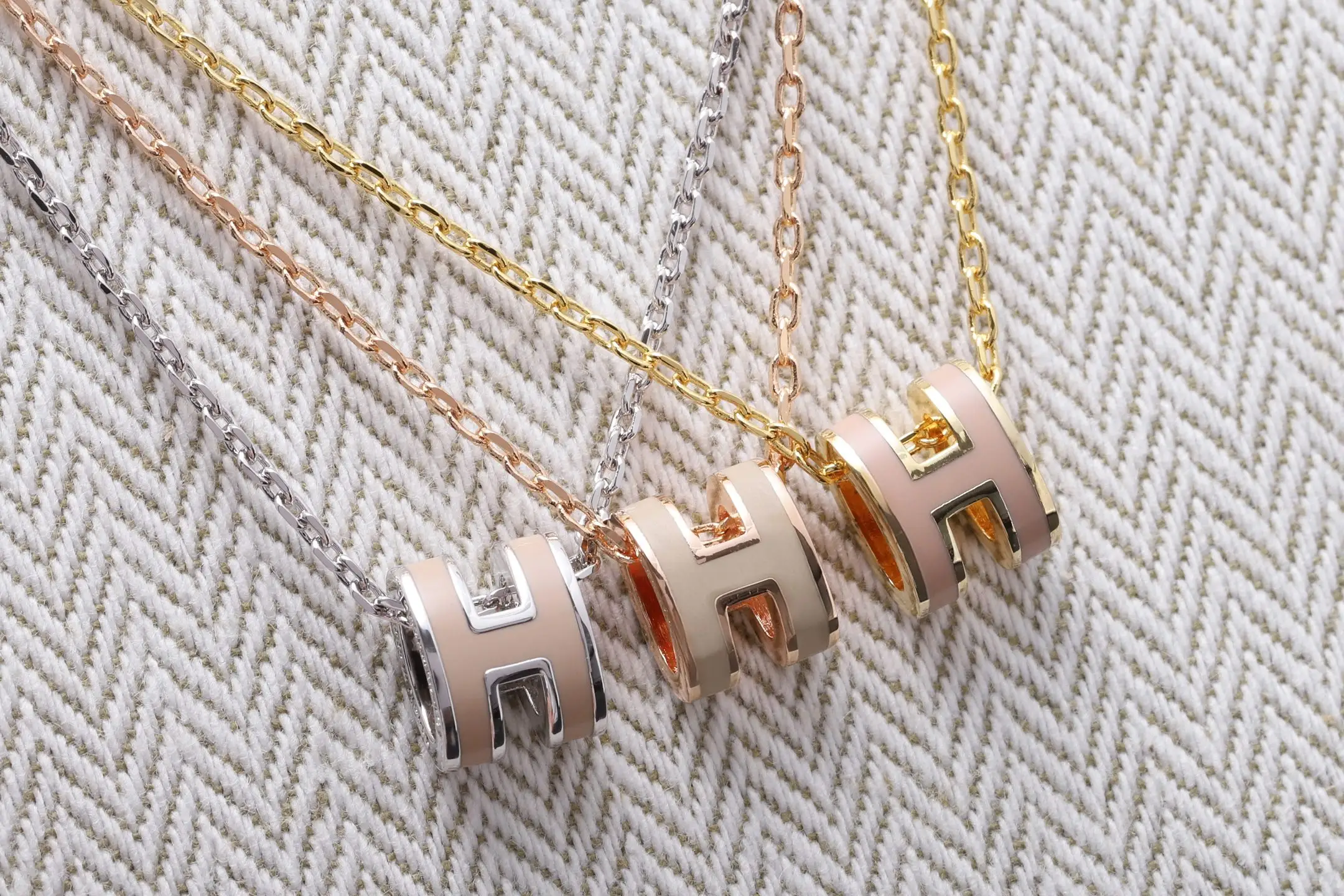 Pop H Mini Pendant Necklace D12018419 — view 3