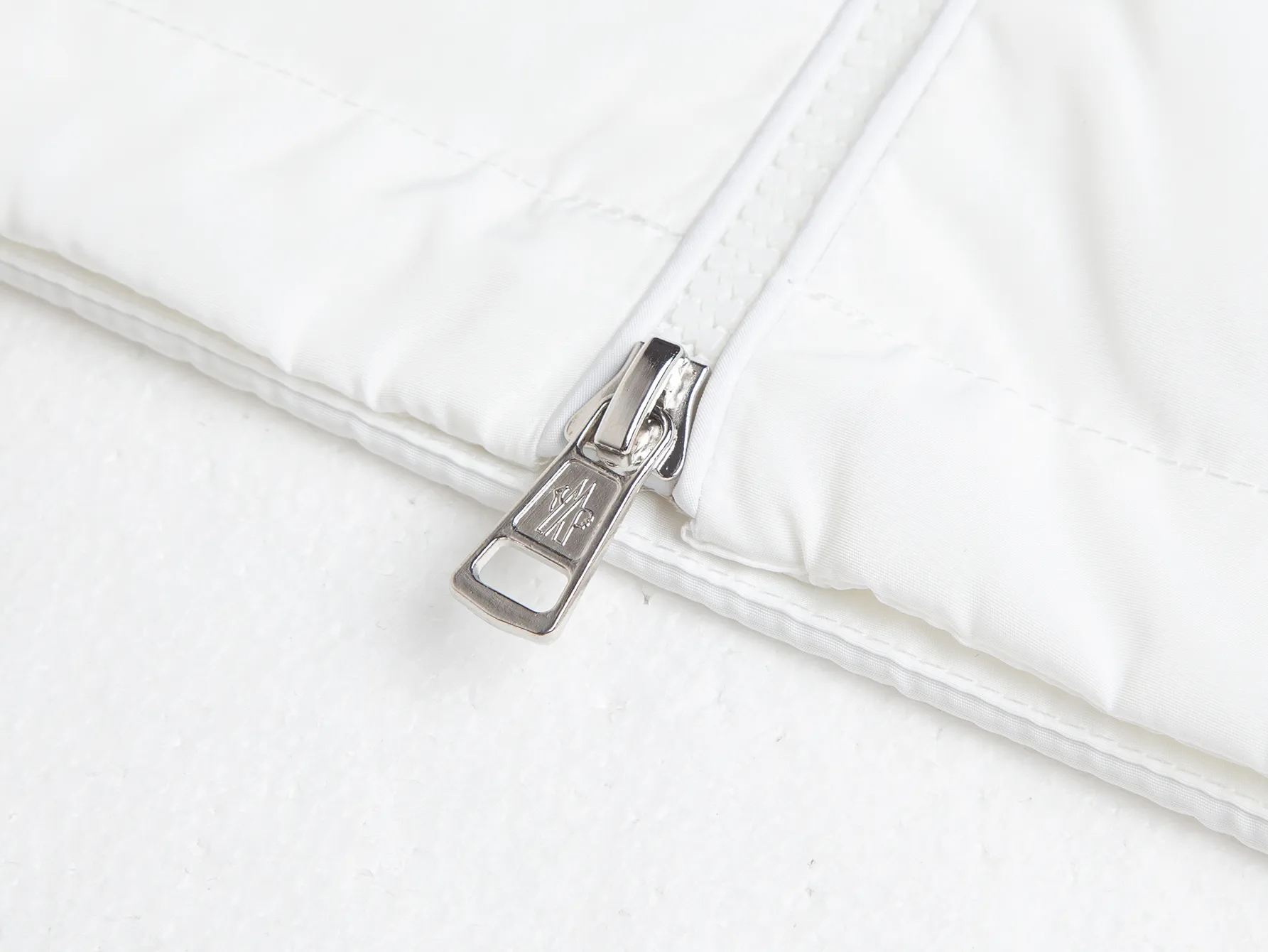 Logo-Appliquéd Hooded Windbreaker Jacket D31021728 — view 10