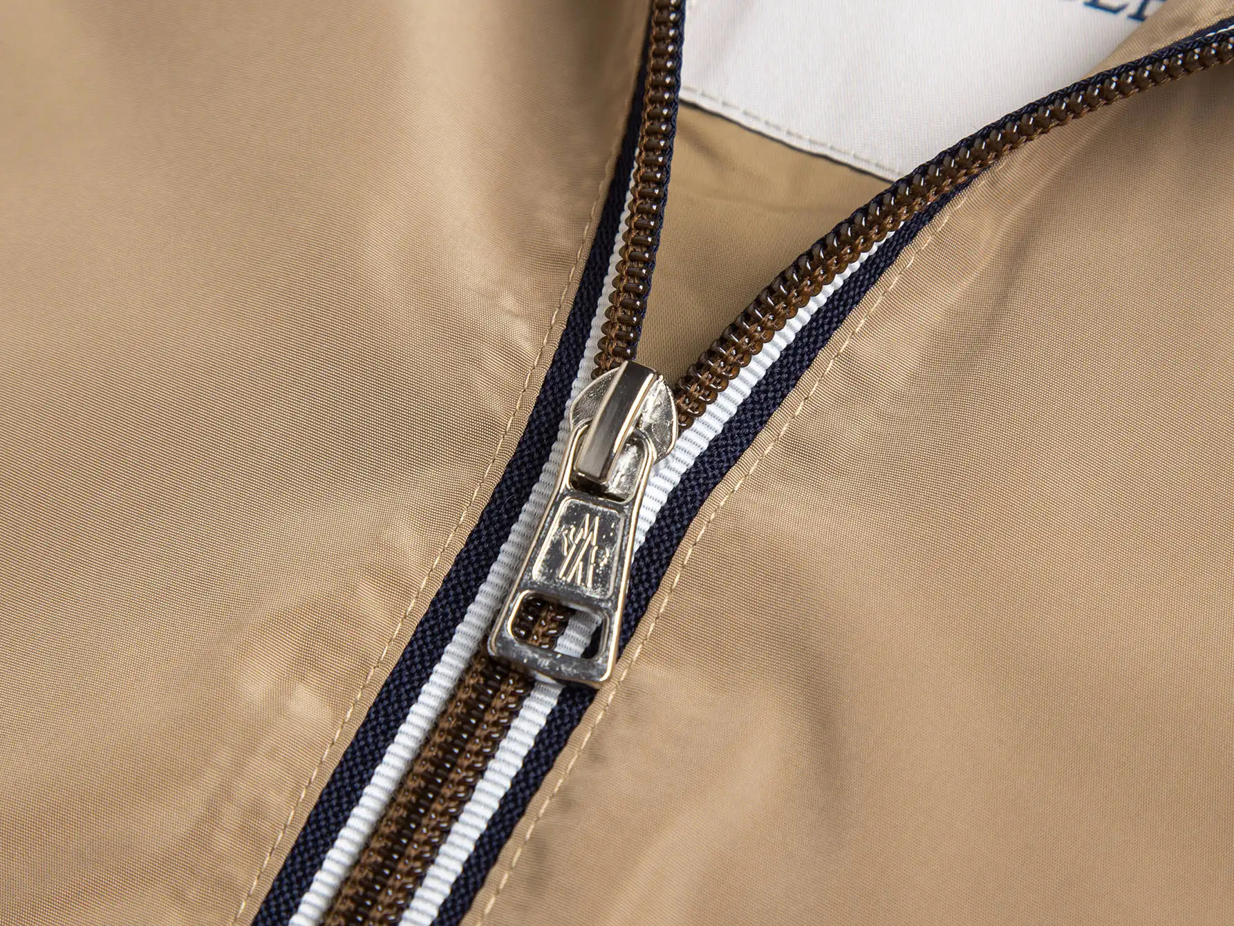 Hooded Windbreaker Jacket with Contrast Trim D31021736 — view 3