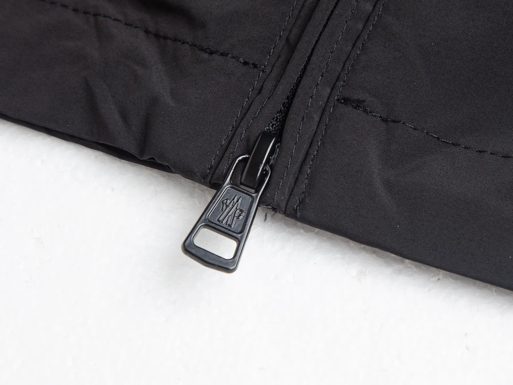 Logo-Patch Hooded Windbreaker Jacket D32021725 — view 12