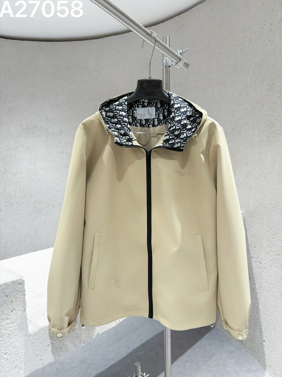 Oblique Lined Hooded Jacket D21522768
