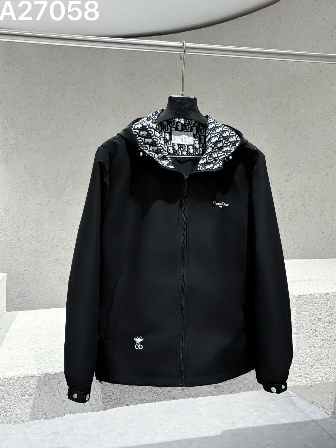 Oblique Lined Hooded Jacket D21522768 — view 2
