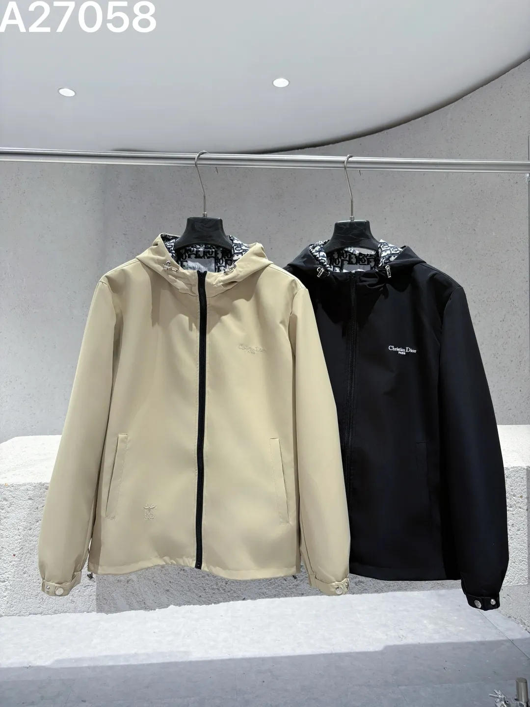 Oblique Lined Hooded Jacket D21522768 — view 3