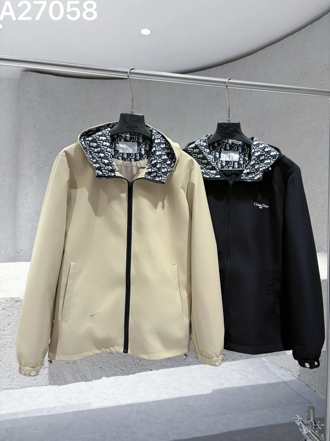 Oblique Lined Hooded Jacket D21522768 — view 4
