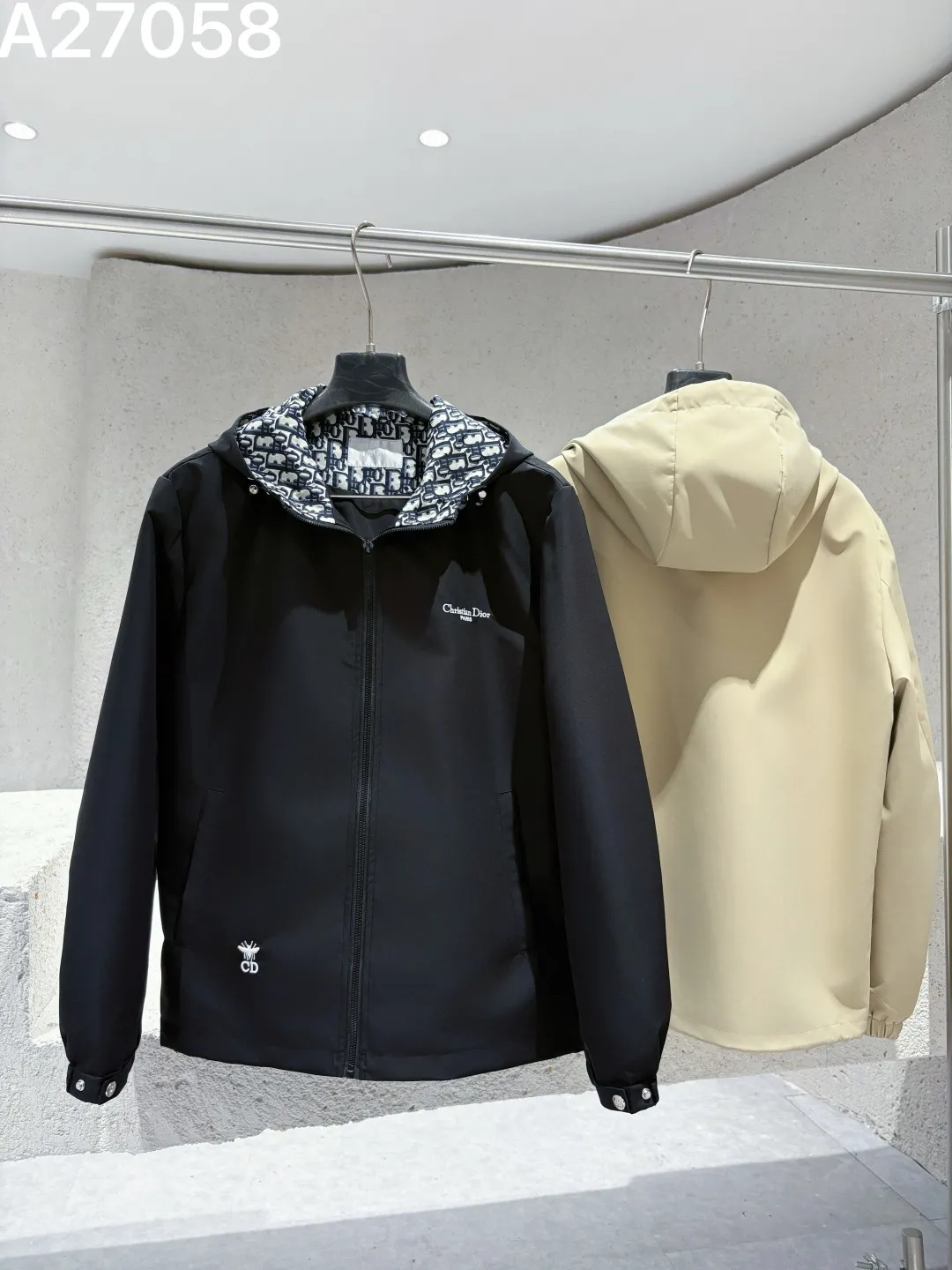 Oblique Lined Hooded Jacket D21522768 — view 5