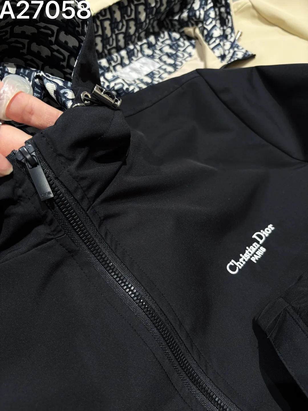 Oblique Lined Hooded Jacket D21522768 — view 6