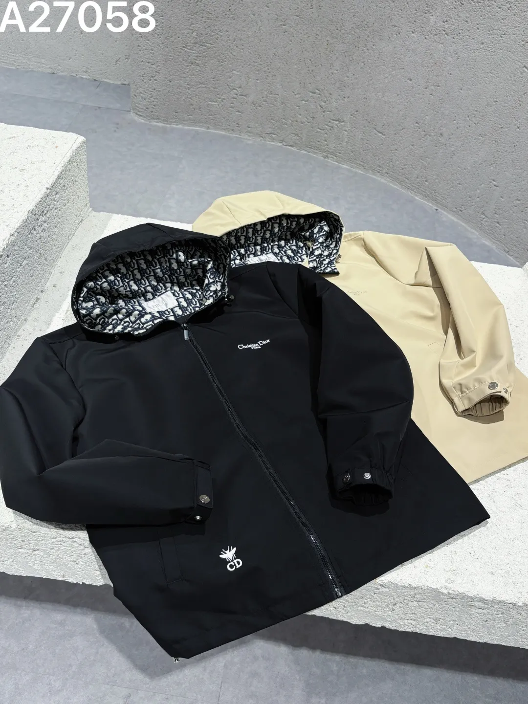Oblique Lined Hooded Jacket D21522768 — view 8