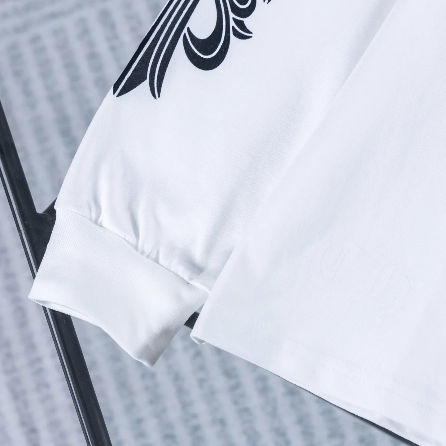 Aspen Exclusive Long-Sleeve Graphic T-Shirt D14022718 — view 4