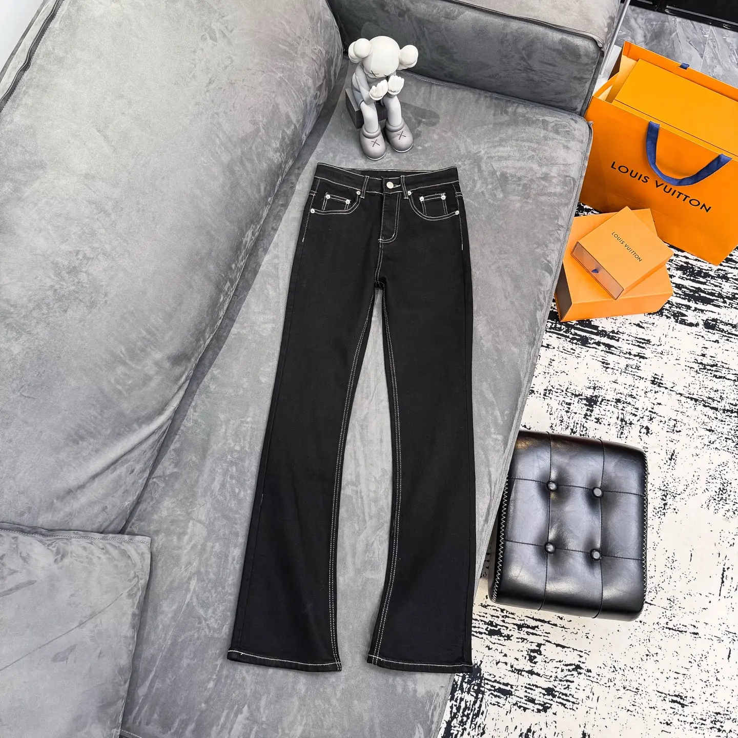 Contrast Stitch Flare-Leg Jeans D16023089