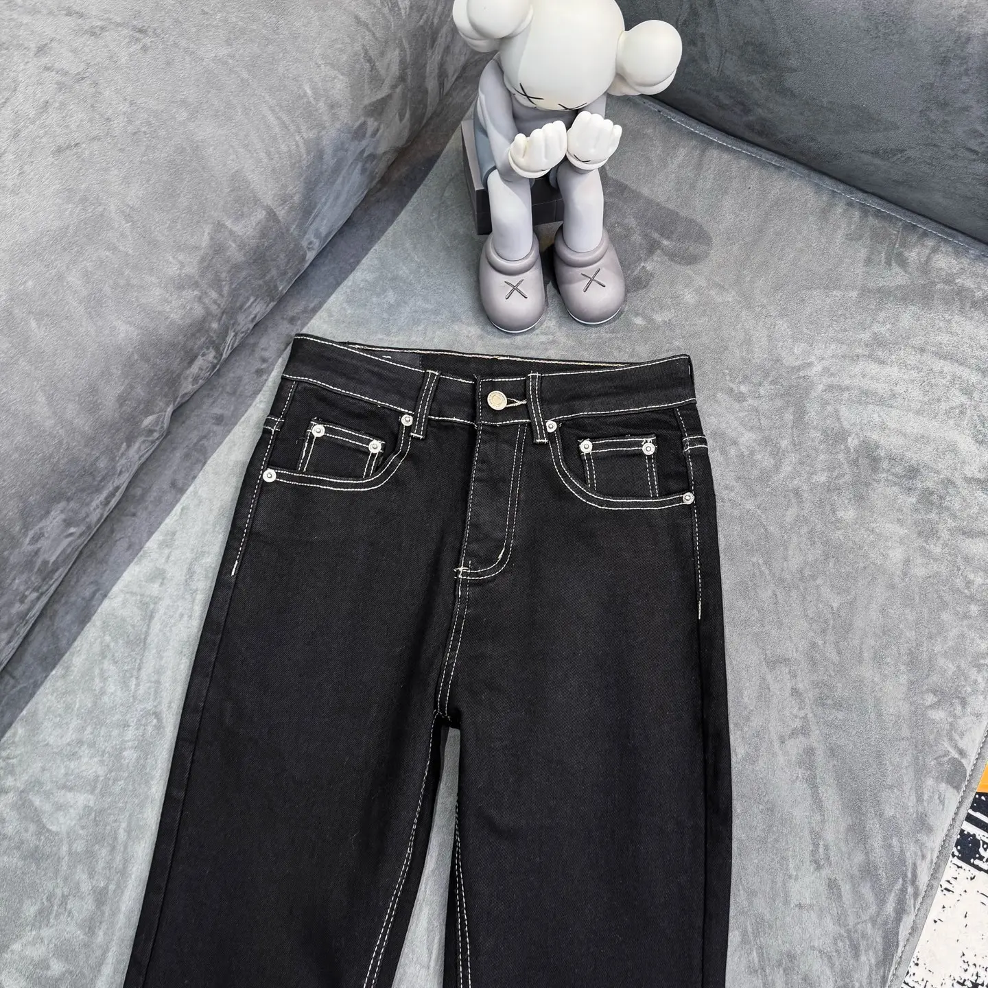 Contrast Stitch Flare-Leg Jeans D16023089 — view 4