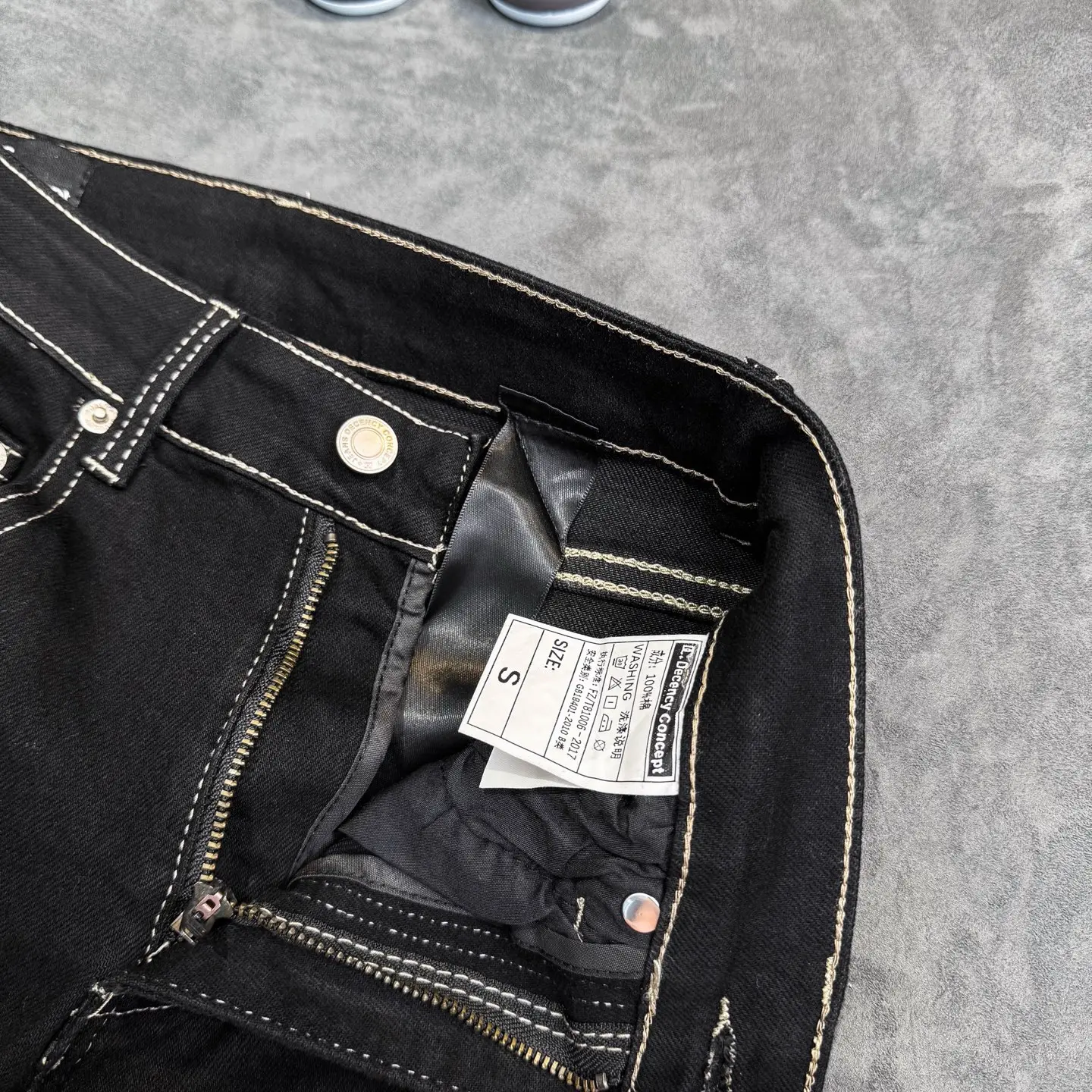Contrast Stitch Flare-Leg Jeans D16023089 — view 11