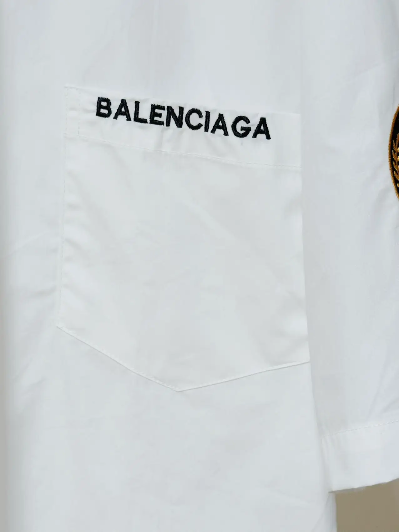 Embroidered Crest Oversized Short-Sleeve Shirt D16521135 — view 7