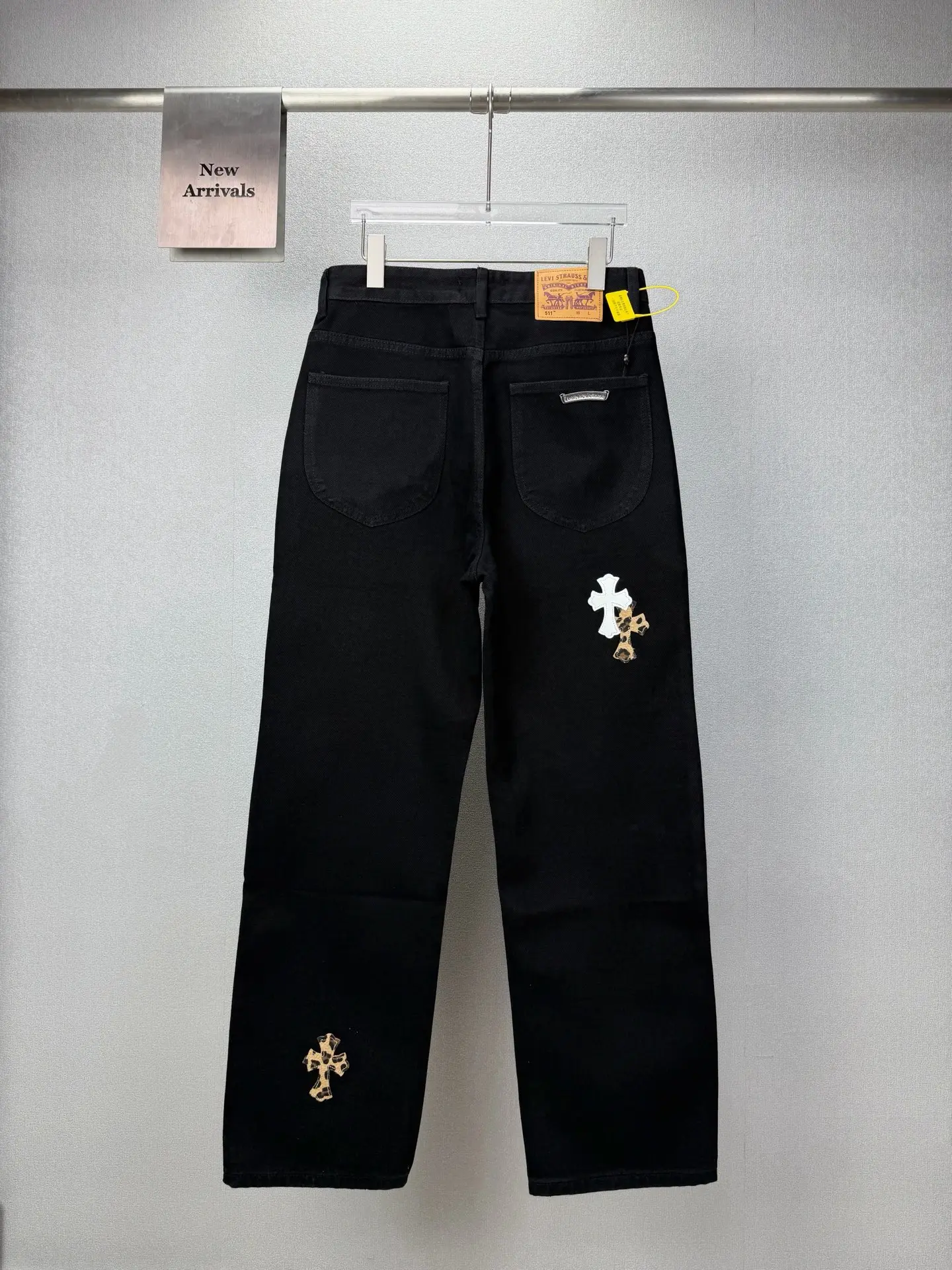 Leopard Cross Patch Straight-Leg Jeans D17523168 — view 2