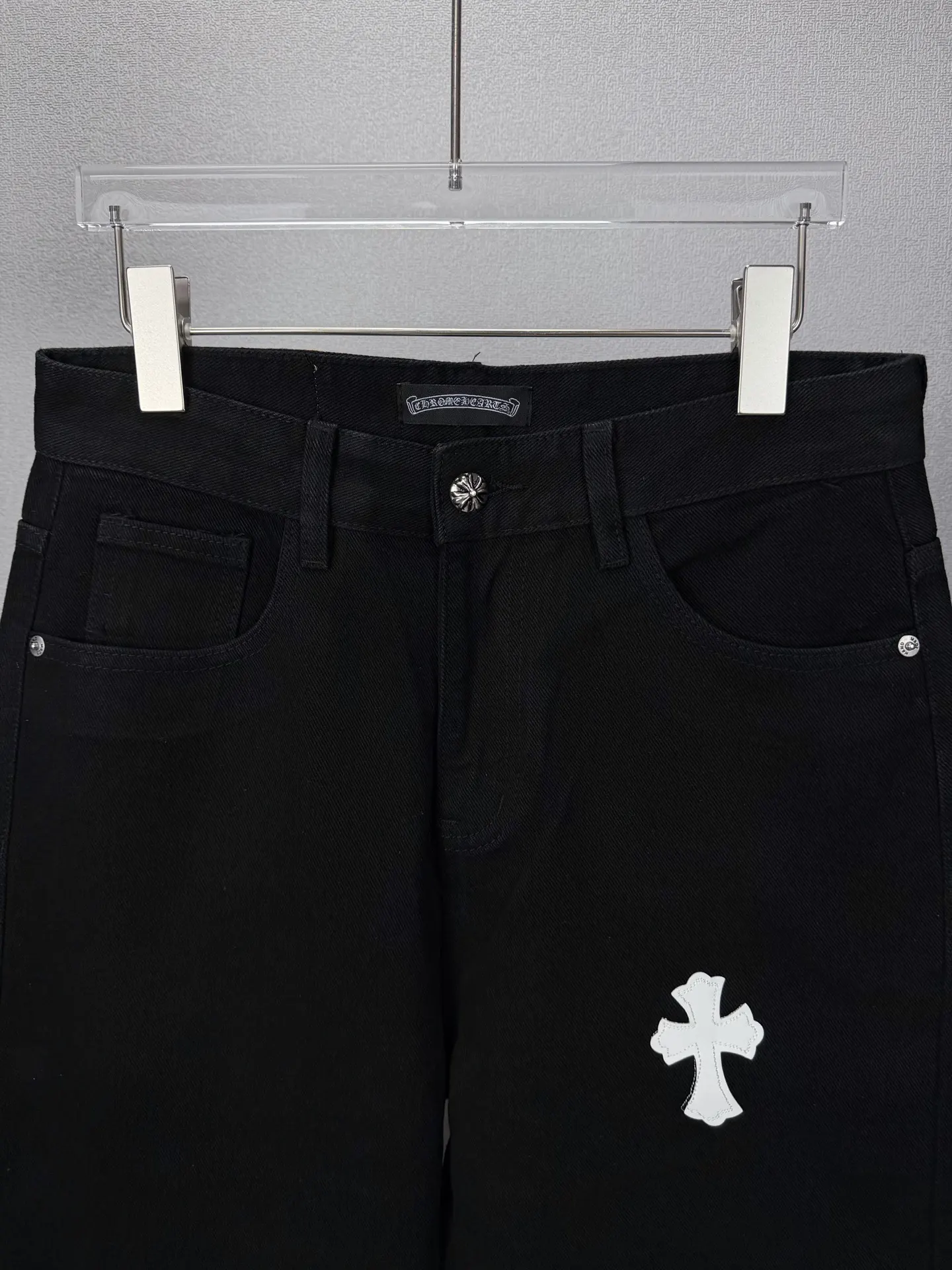 Leopard Cross Patch Straight-Leg Jeans D17523168 — view 3