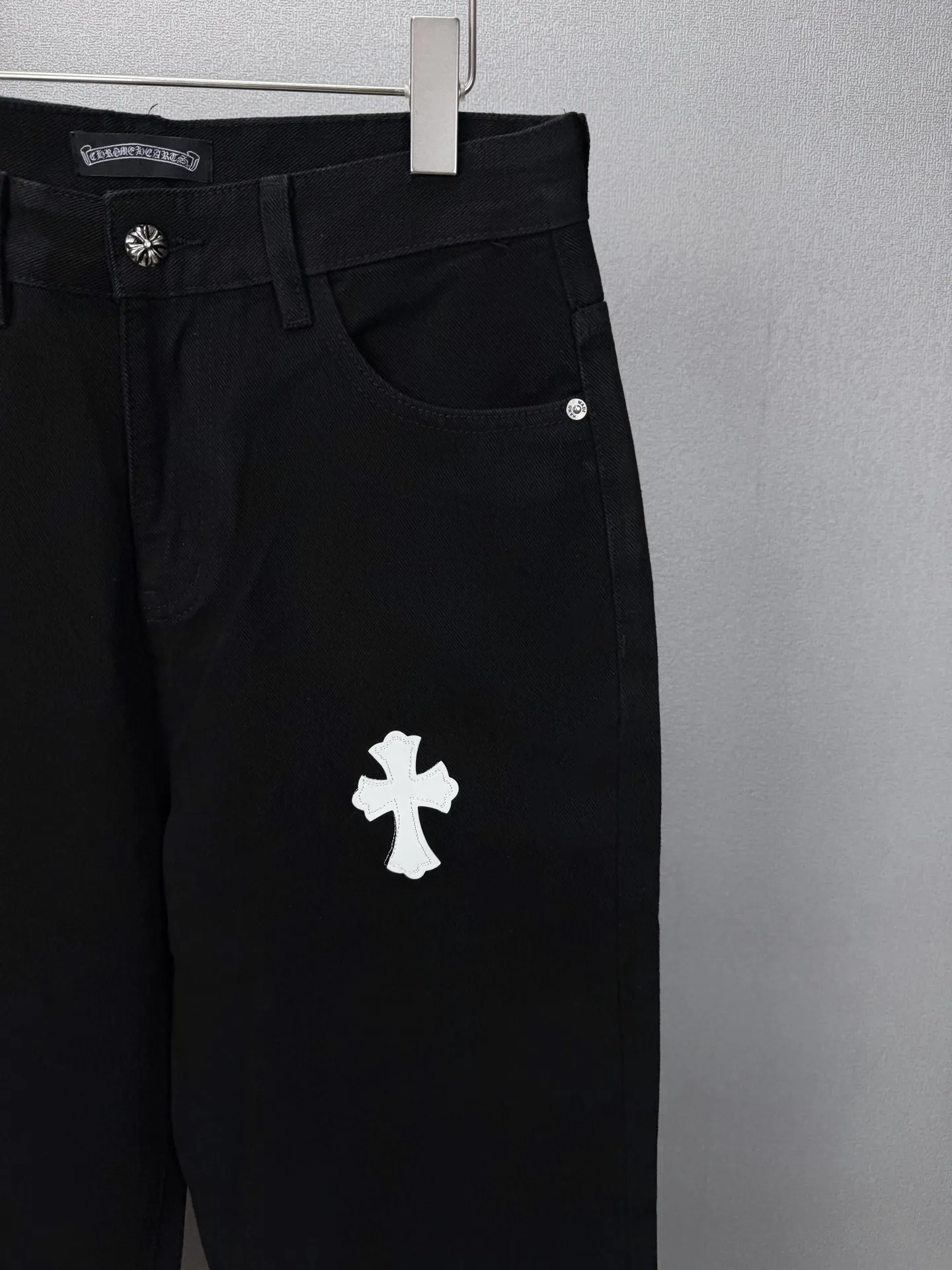Leopard Cross Patch Straight-Leg Jeans D17523168 — view 4