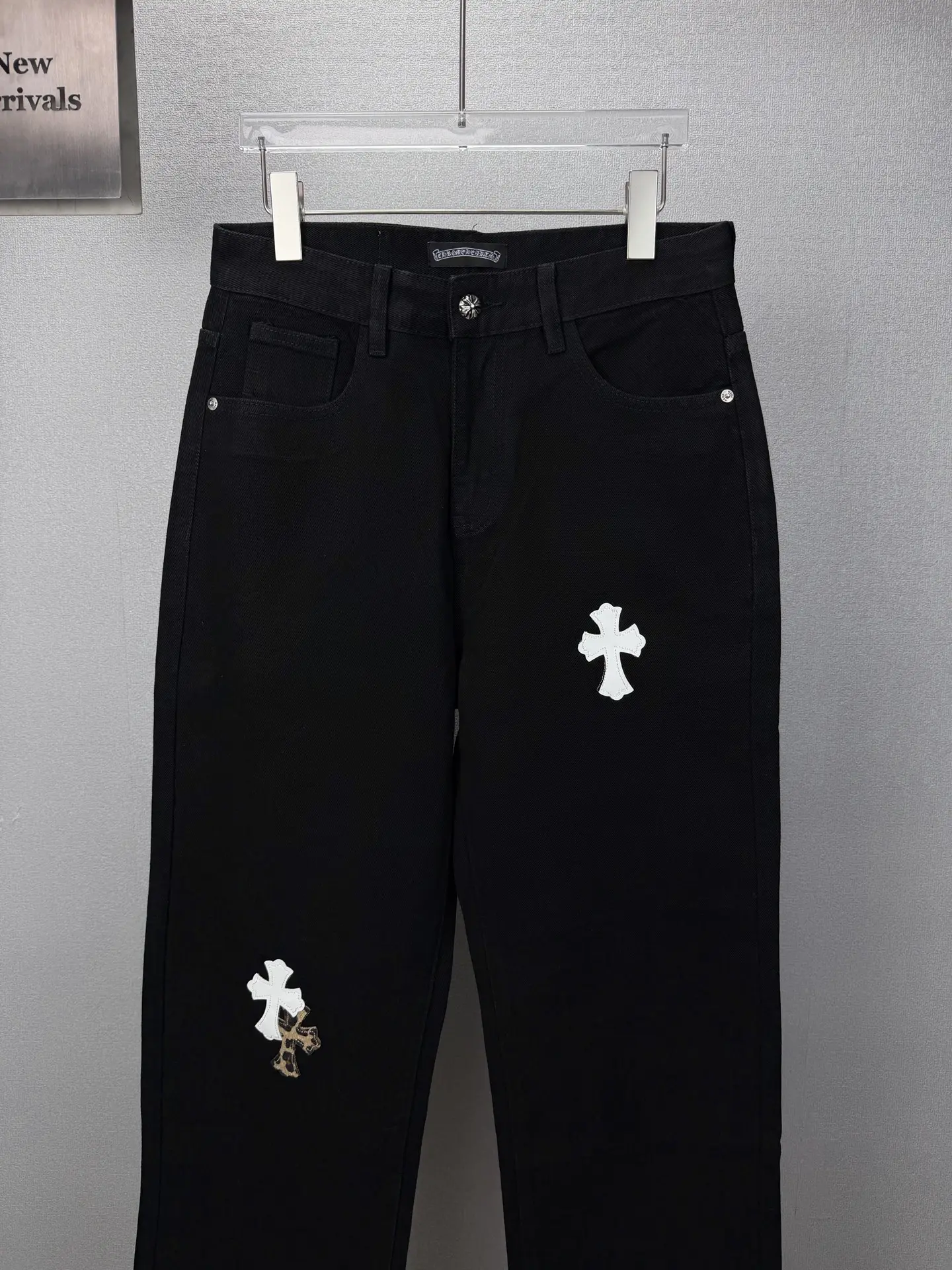 Leopard Cross Patch Straight-Leg Jeans D17523168 — view 5