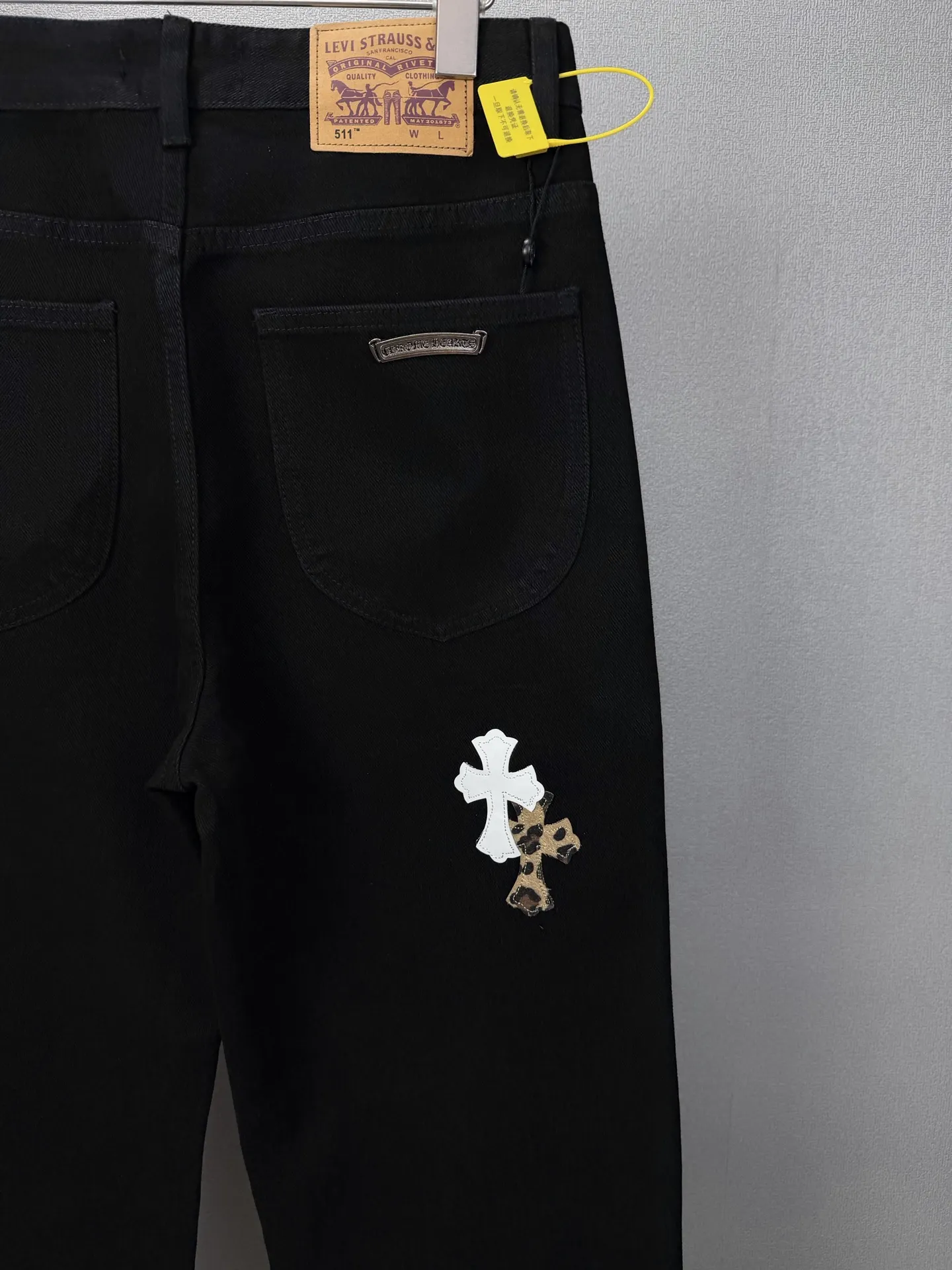 Leopard Cross Patch Straight-Leg Jeans D17523168 — view 7