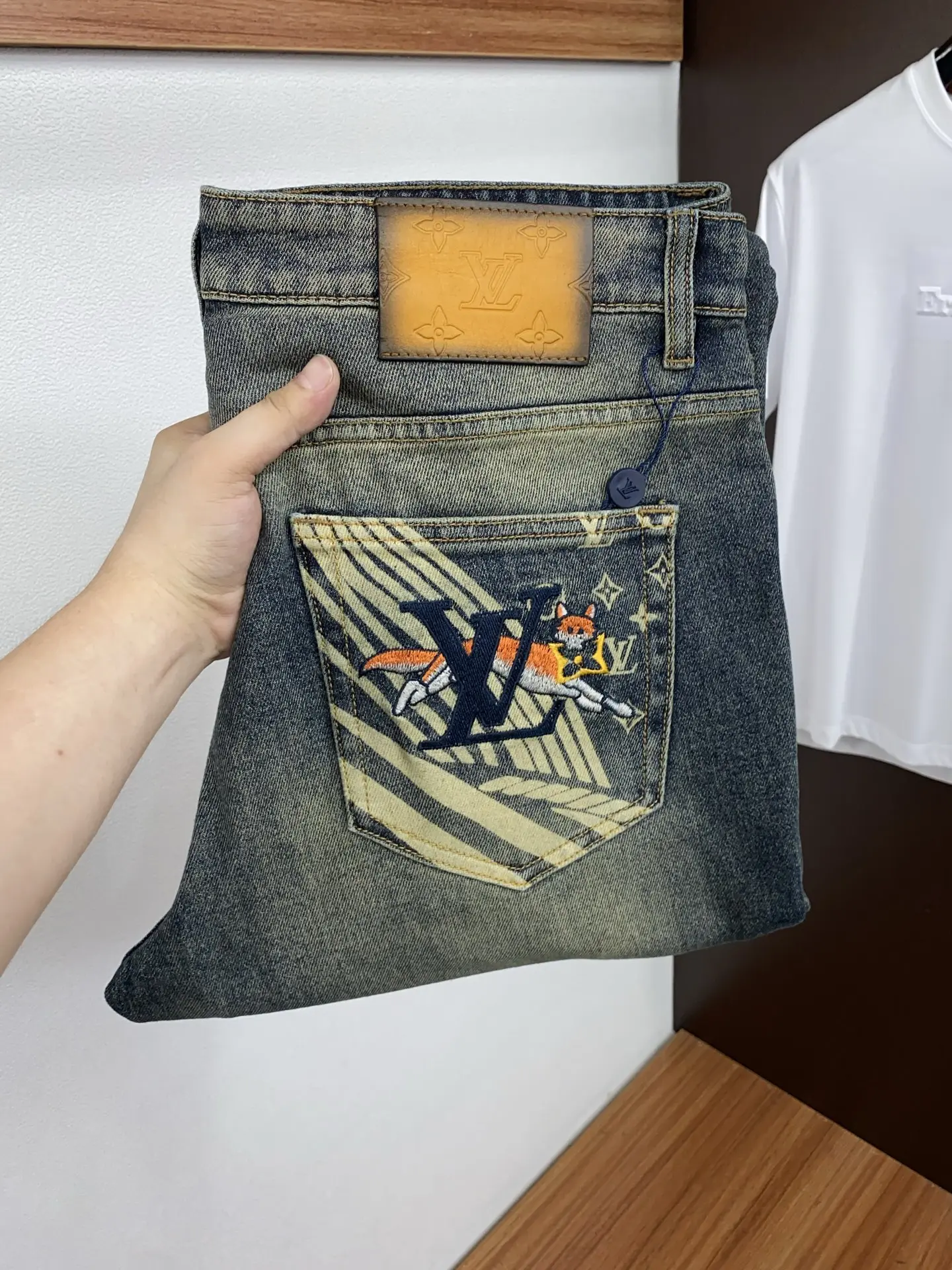 Slim-Fit Straight-Leg Washed Jeans D17523872