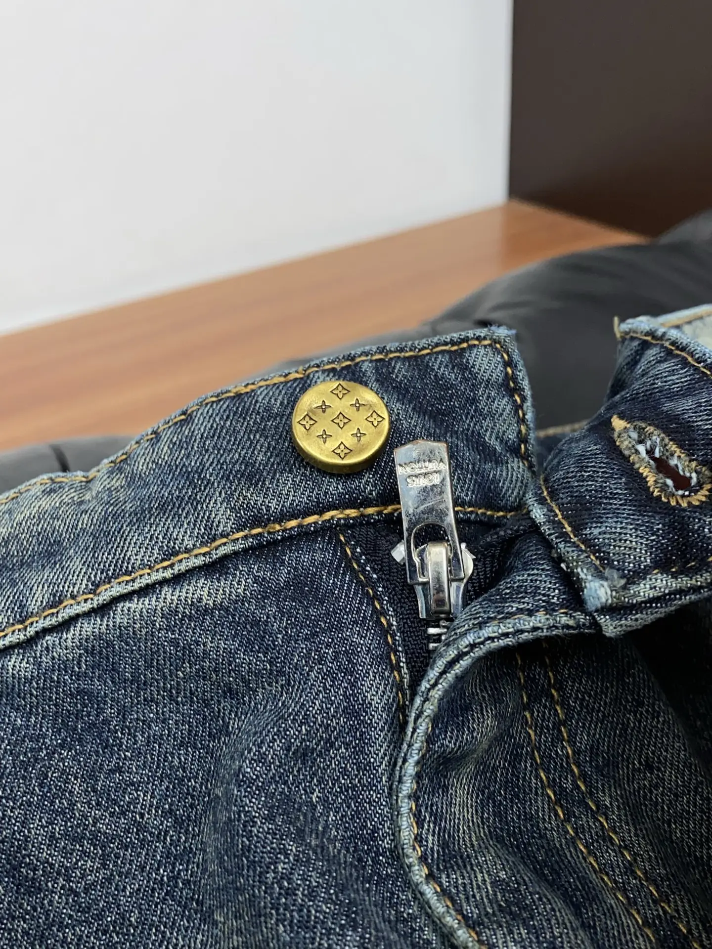 Slim-Fit Straight-Leg Washed Jeans D17523872 — view 4