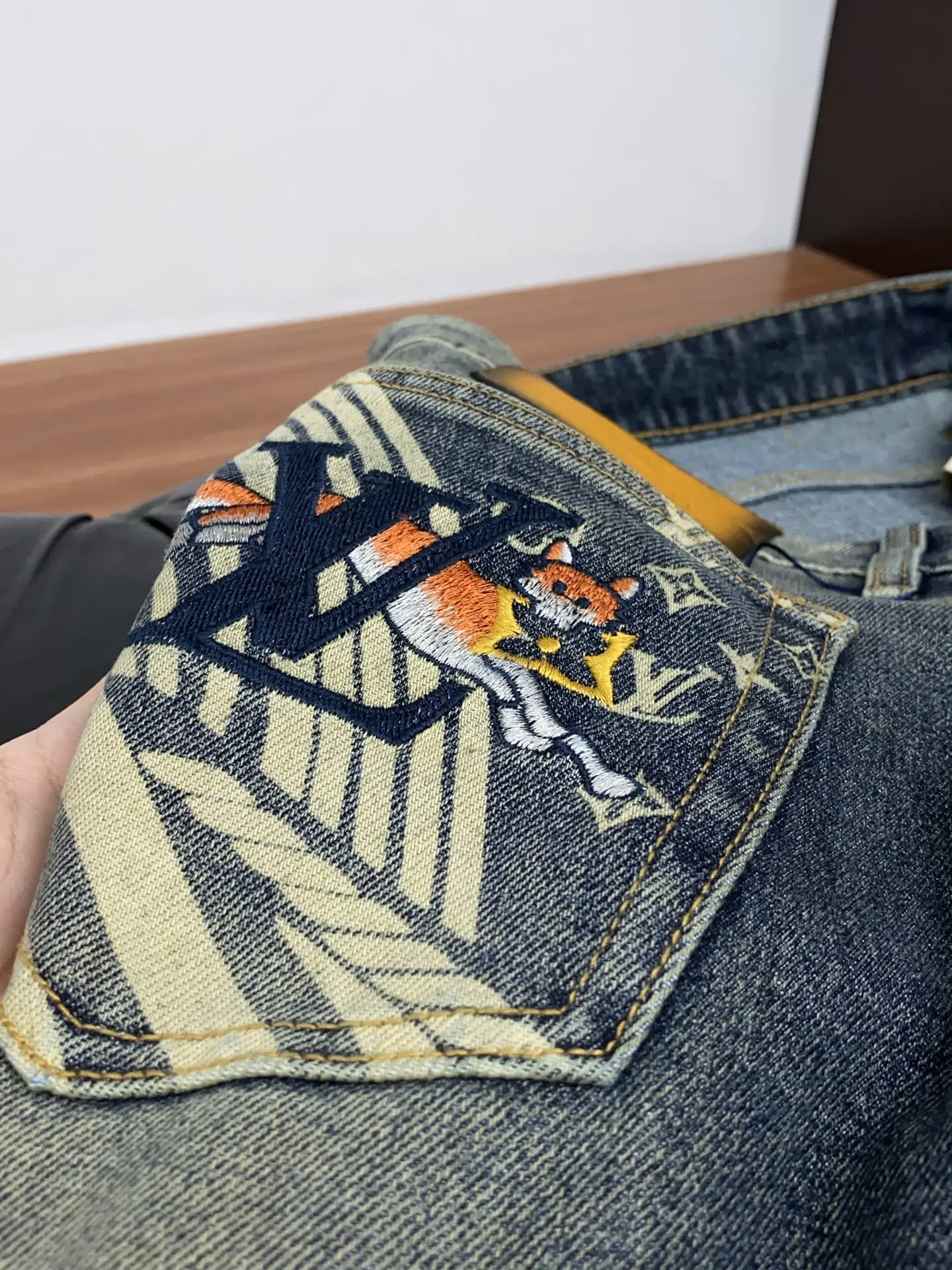 Slim-Fit Straight-Leg Washed Jeans D17523872 — view 5