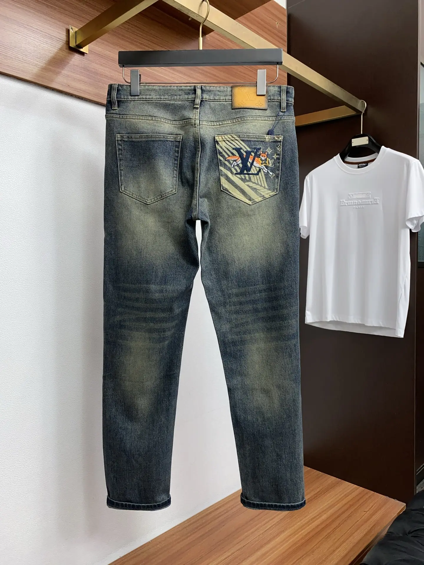 Slim-Fit Straight-Leg Washed Jeans D17523872 — view 8