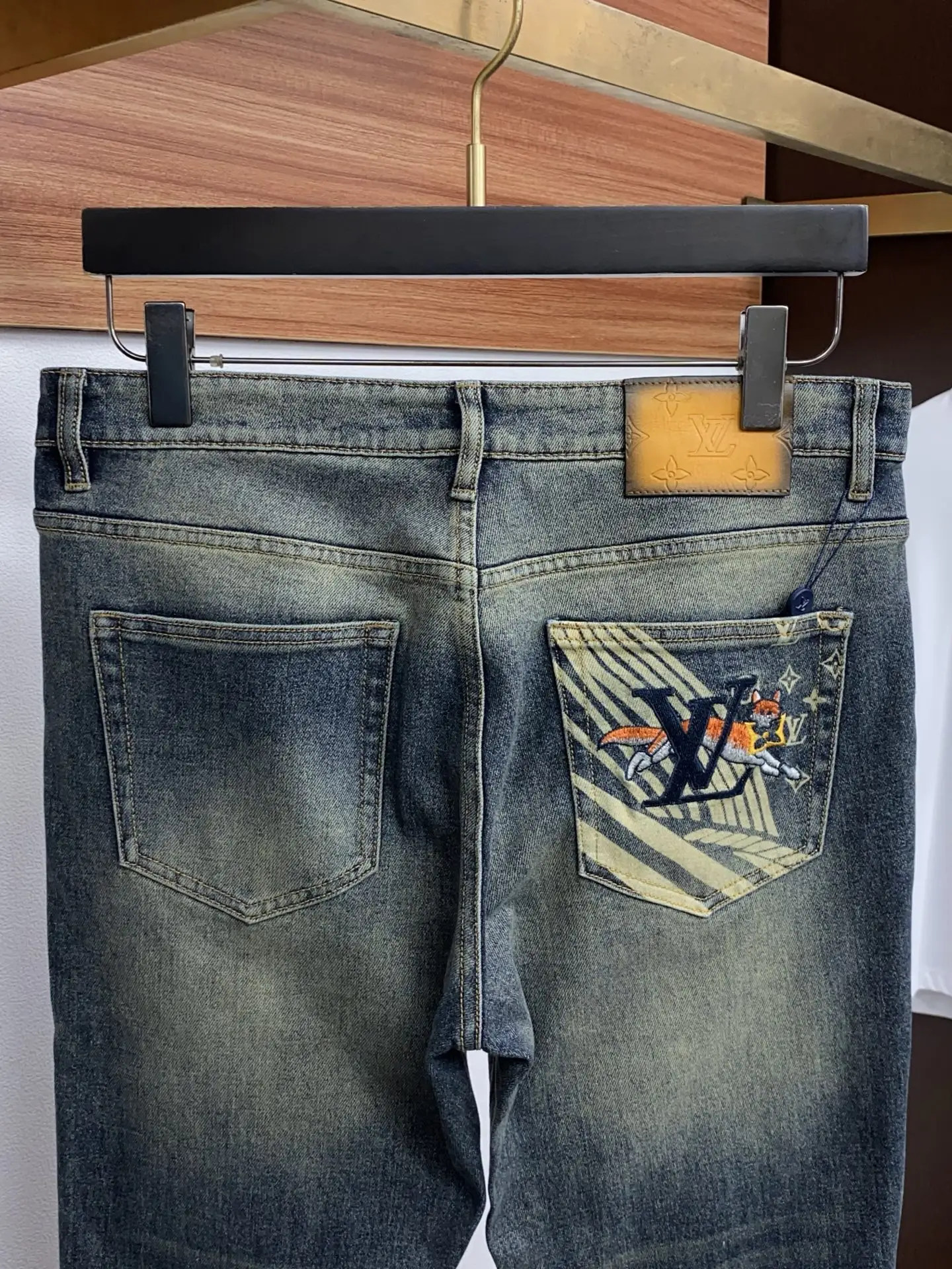 Slim-Fit Straight-Leg Washed Jeans D17523872 — view 9