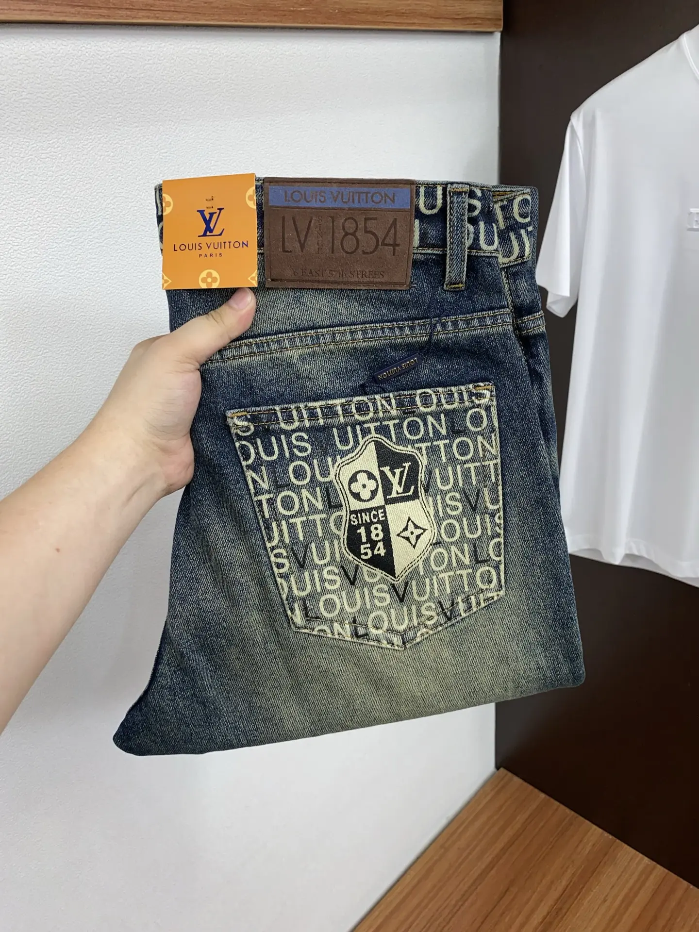 Slim-Fit Straight-Leg Washed Jeans D17523871