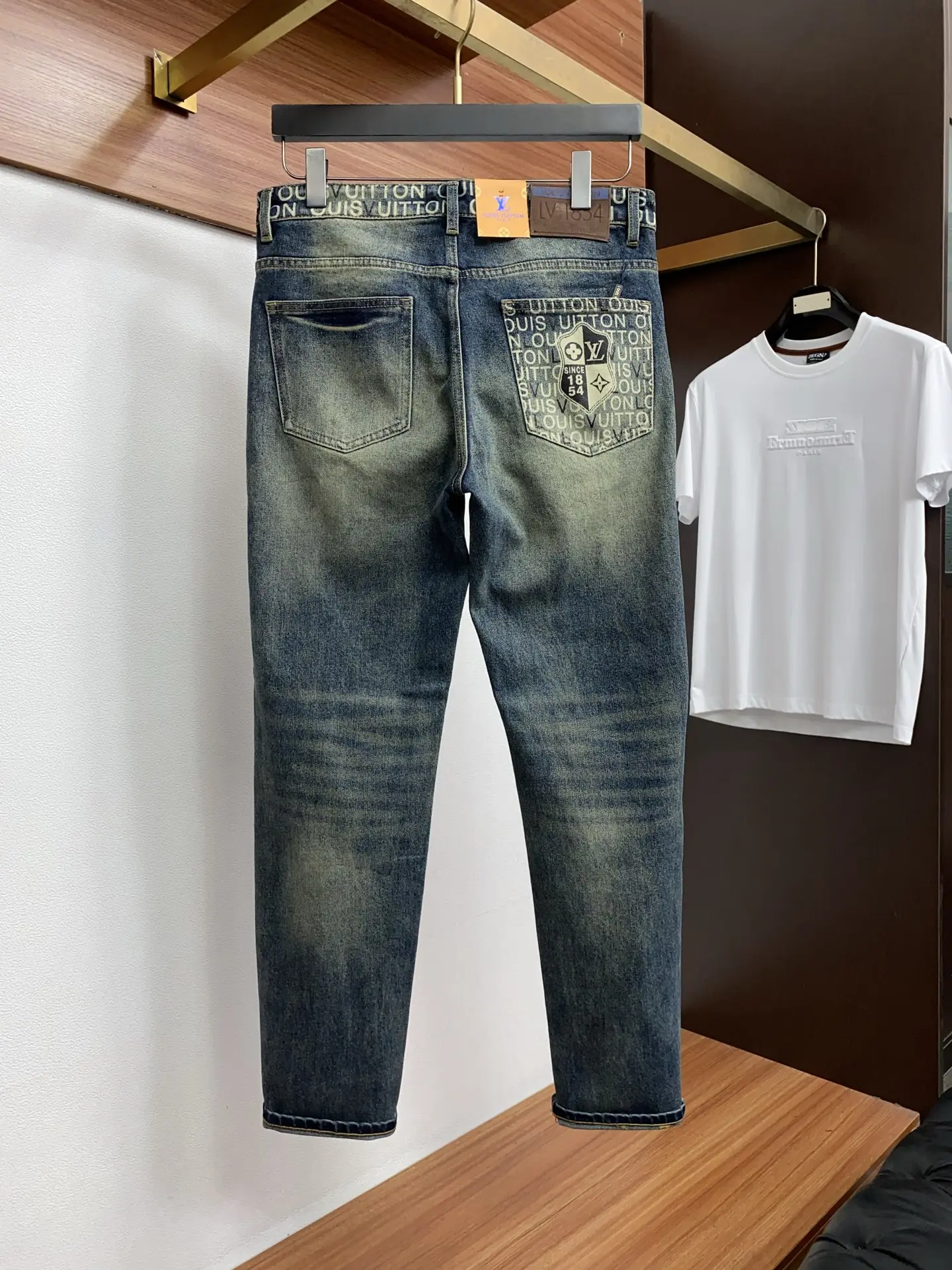 Slim-Fit Straight-Leg Washed Jeans D17523871 — view 2
