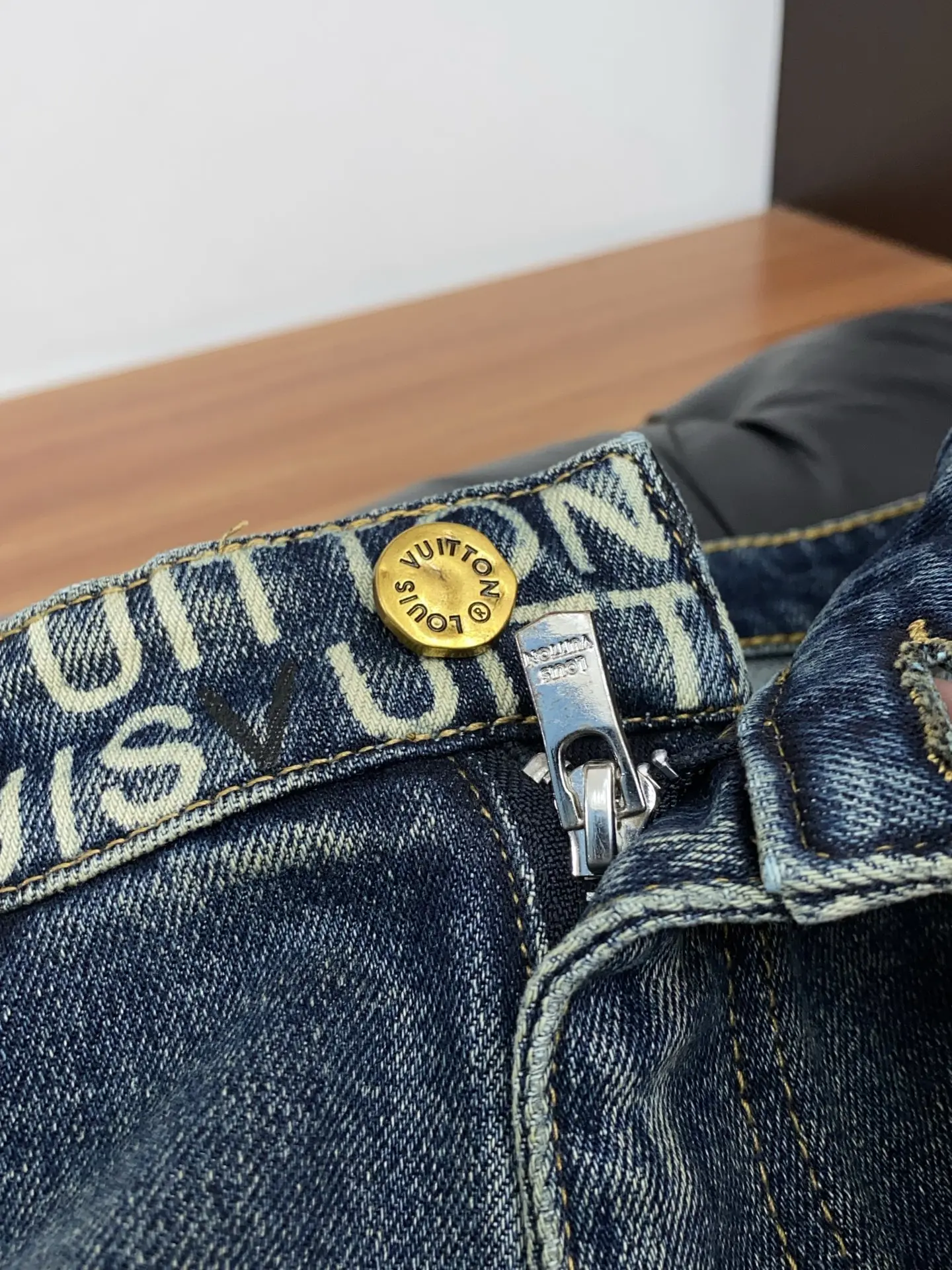 Slim-Fit Straight-Leg Washed Jeans D17523871 — view 5