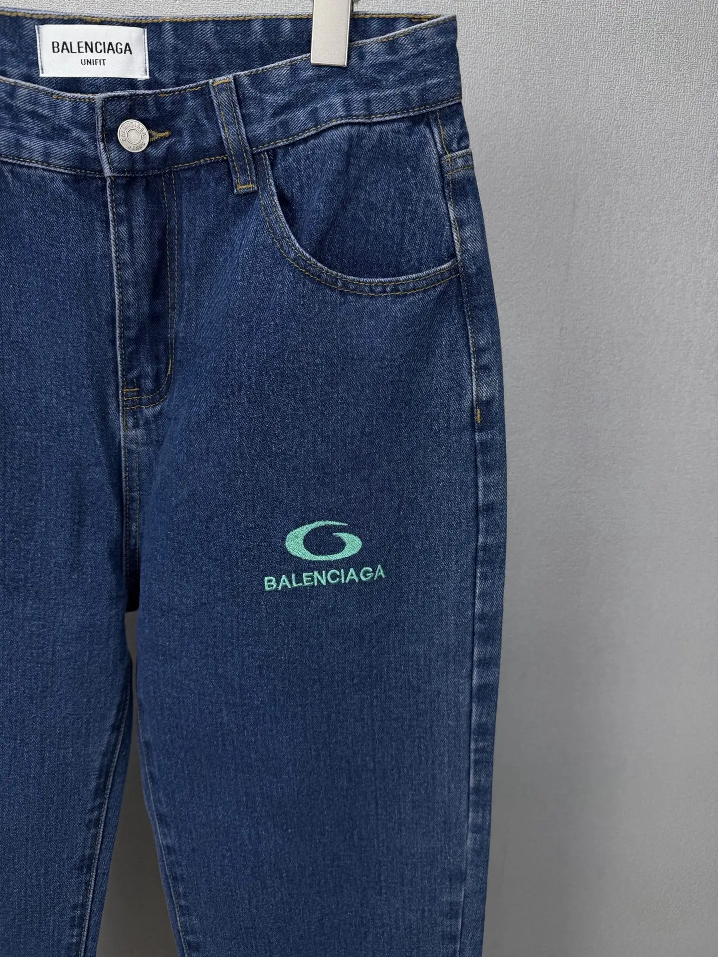 Logo Print Straight-Leg Jeans D18023178 — view 4