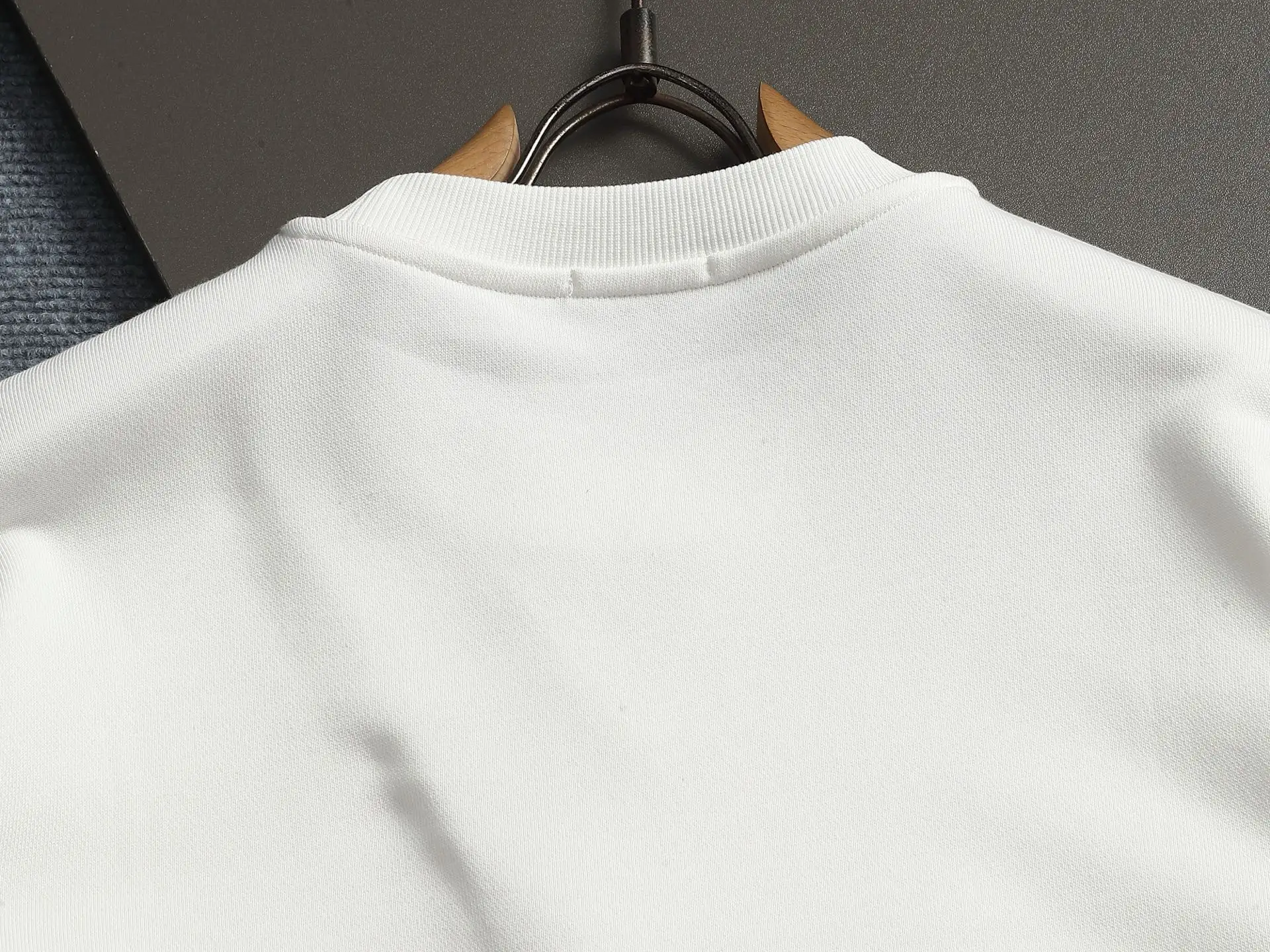 Logo Embroidery Crew-Neck Sweatshirt D18023235 — view 9