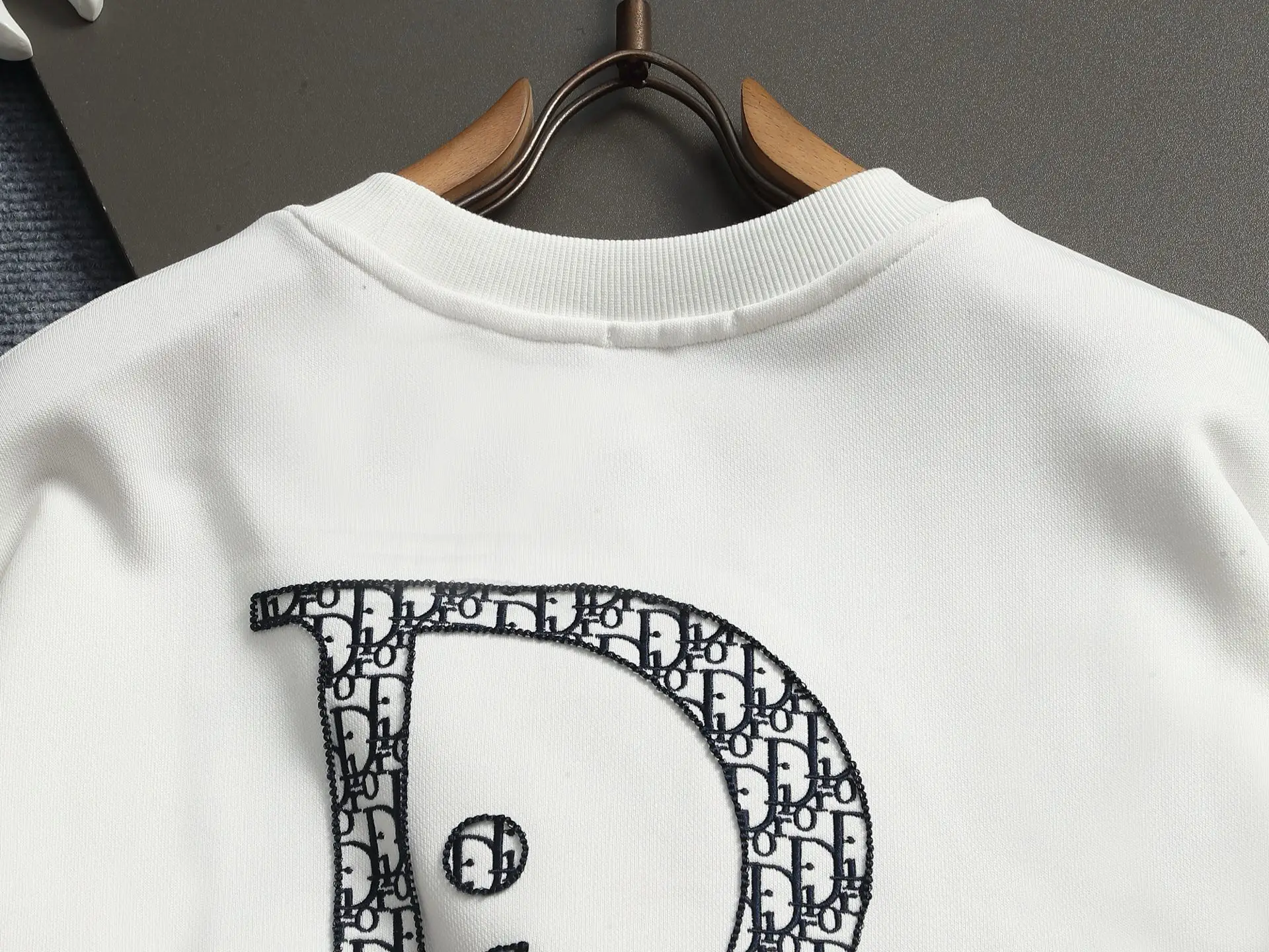 Logo-Embroidered Crew-Neck Sweatshirt D18023251 — view 9