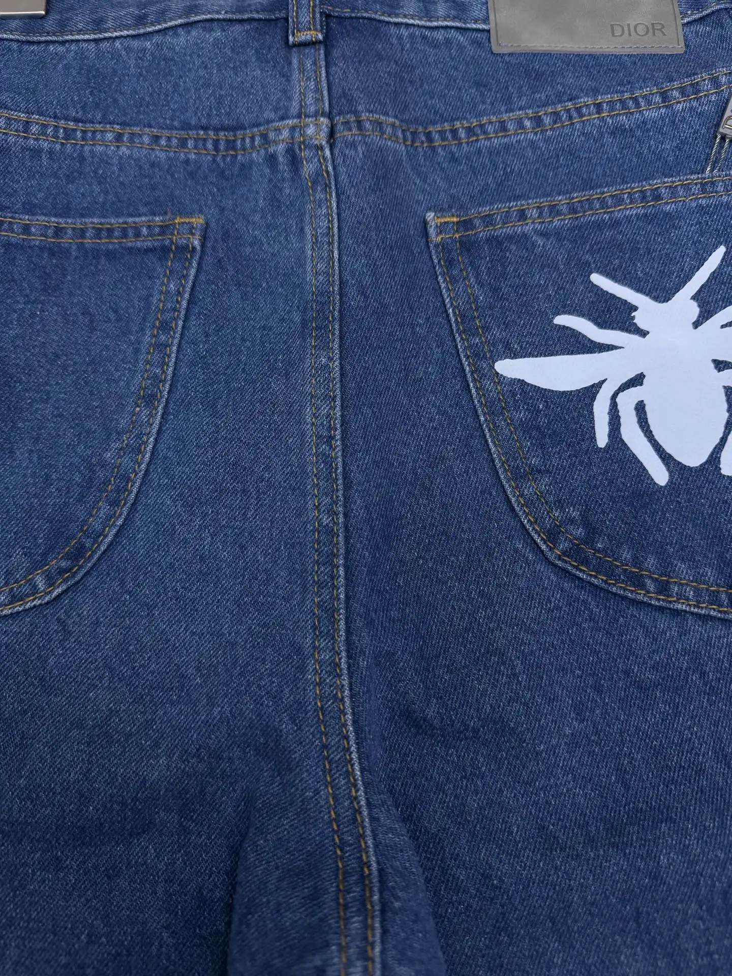 Bee Embroidery Straight-Leg Relaxed Jeans D18023164 — view 8