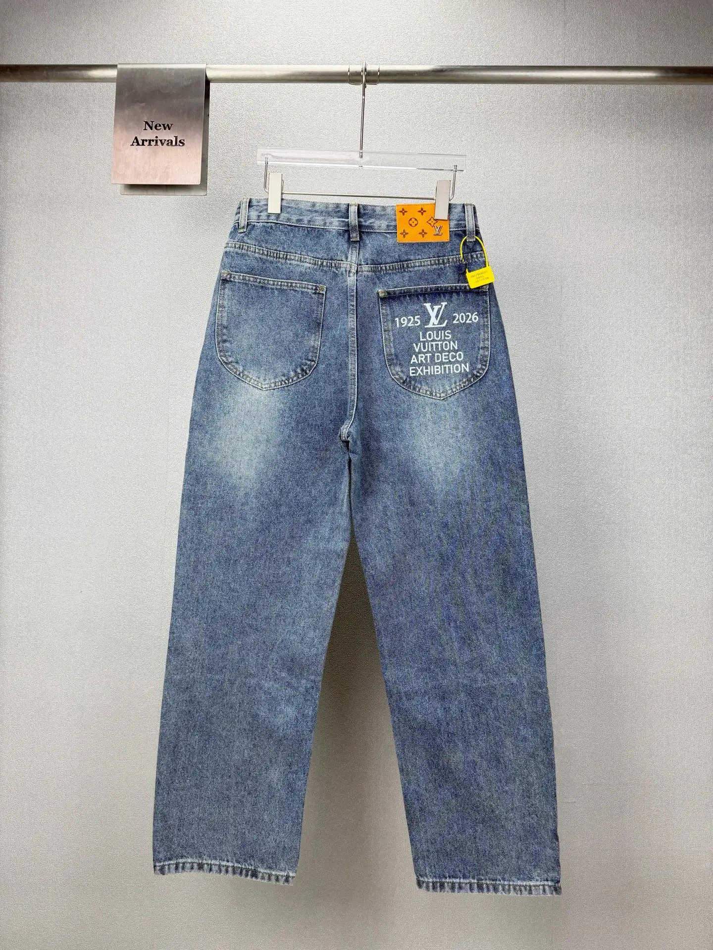 Logo Embroidered Relaxed-Fit Washed Jeans D18023170 — view 2