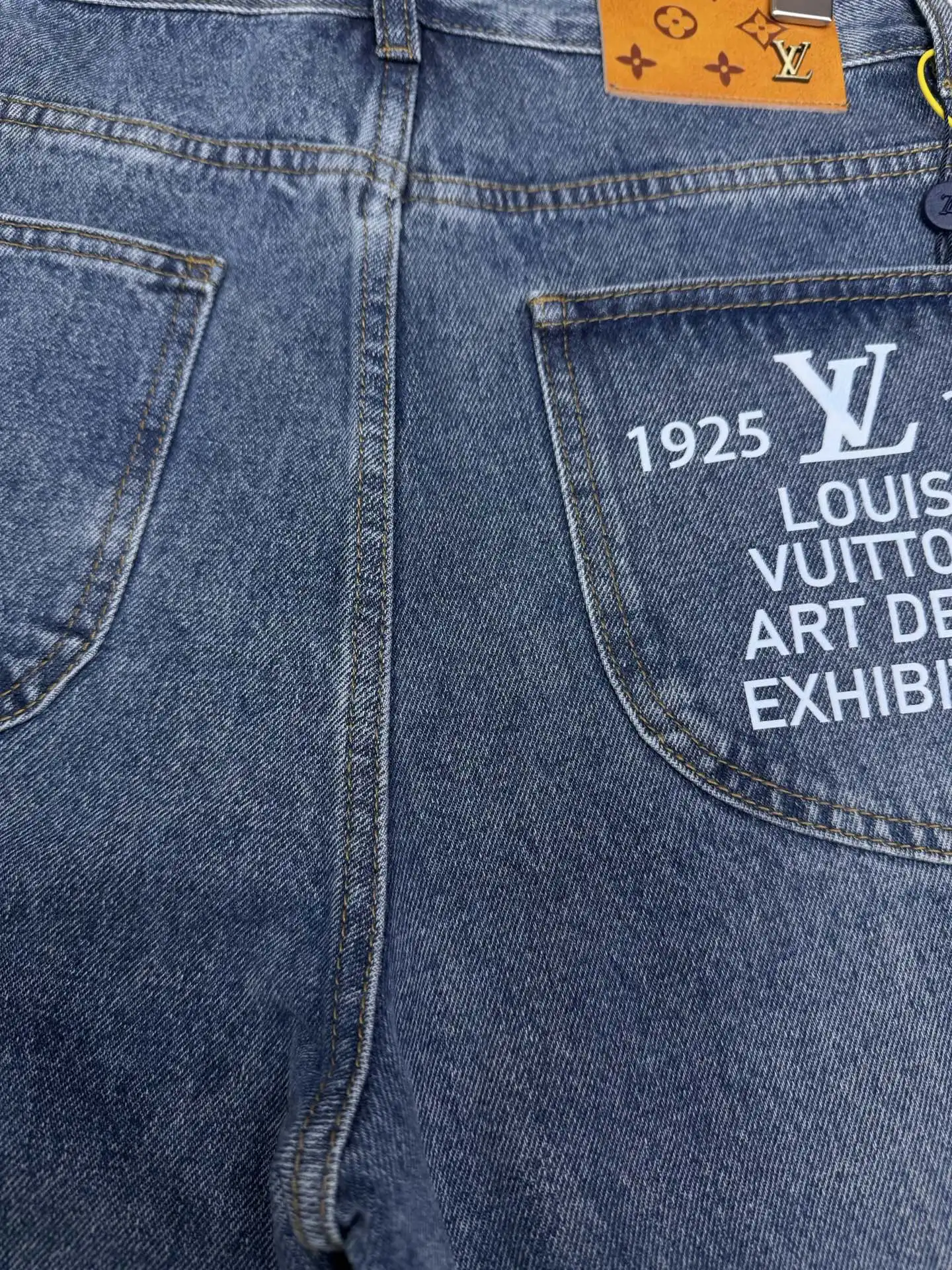 Logo Embroidered Relaxed-Fit Washed Jeans D18023170 — view 8