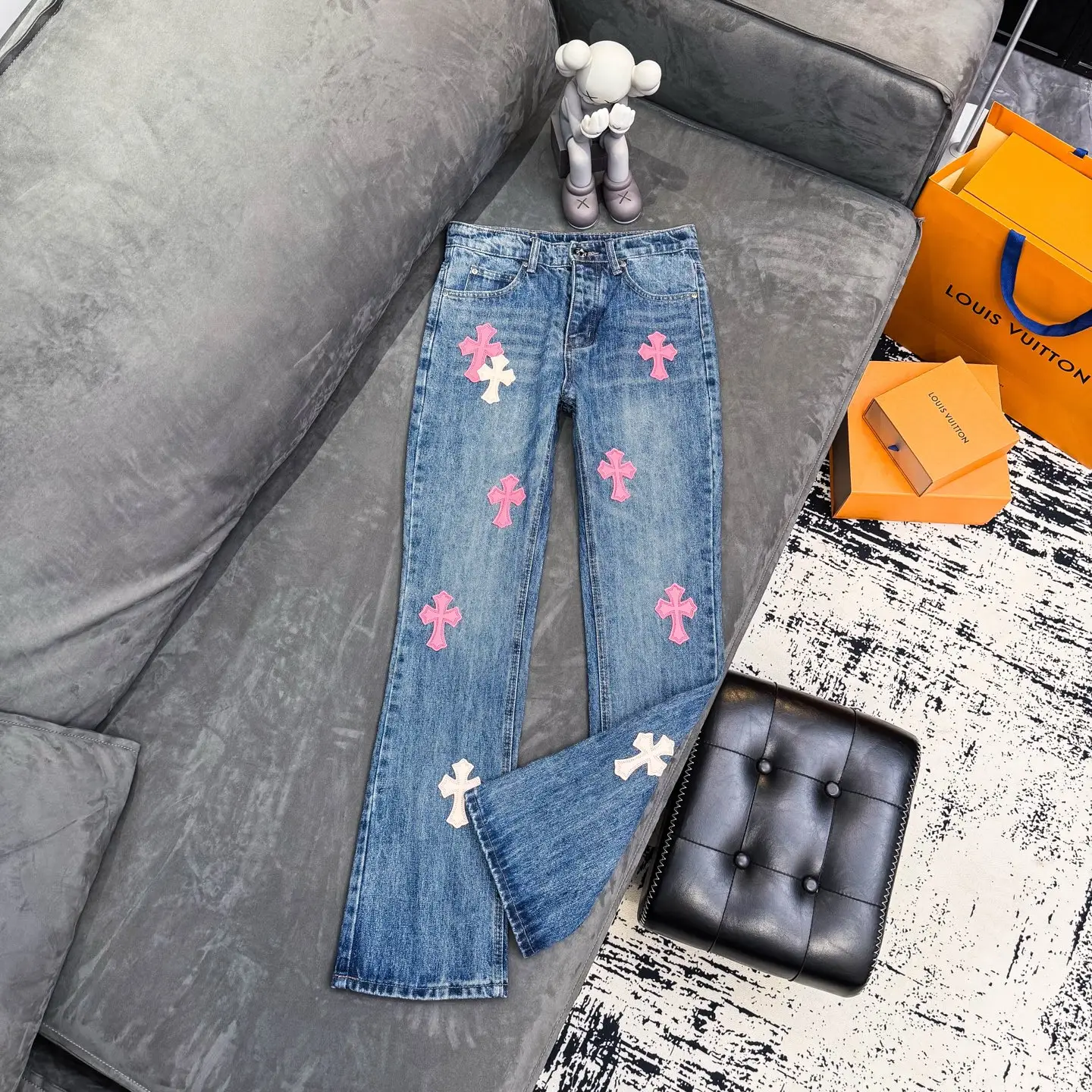 Cross Patch Flared Straight-Leg Jeans D18023093