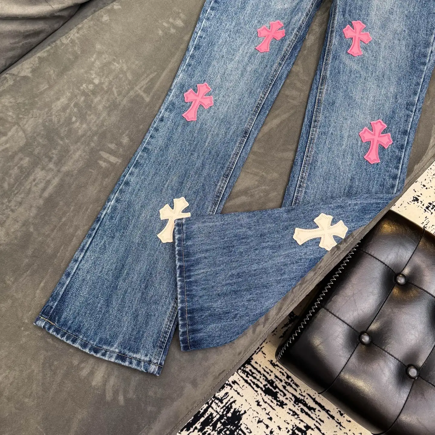 Cross Patch Flared Straight-Leg Jeans D18023093 — view 4