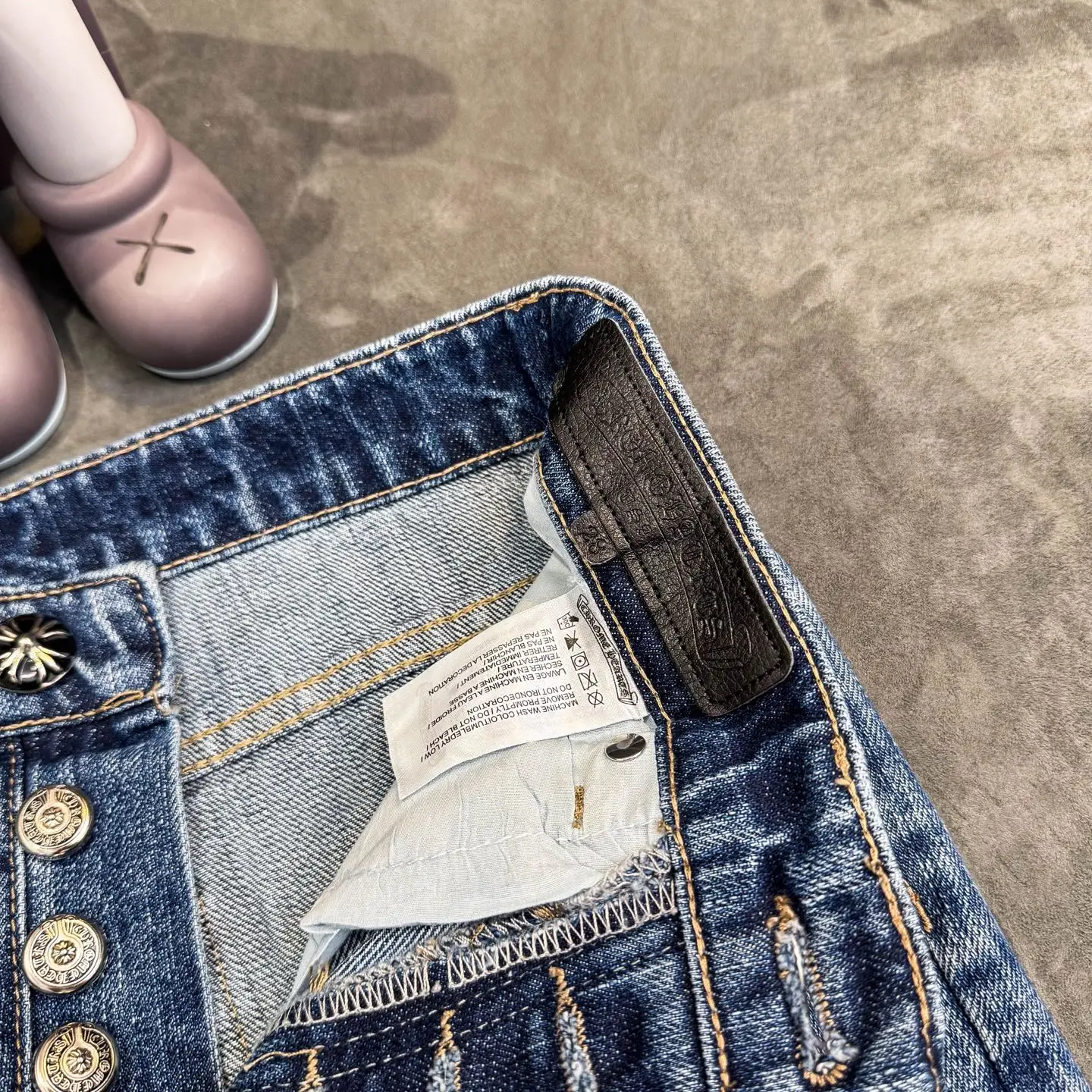 Cross Patch Flared Straight-Leg Jeans D18023093 — view 9